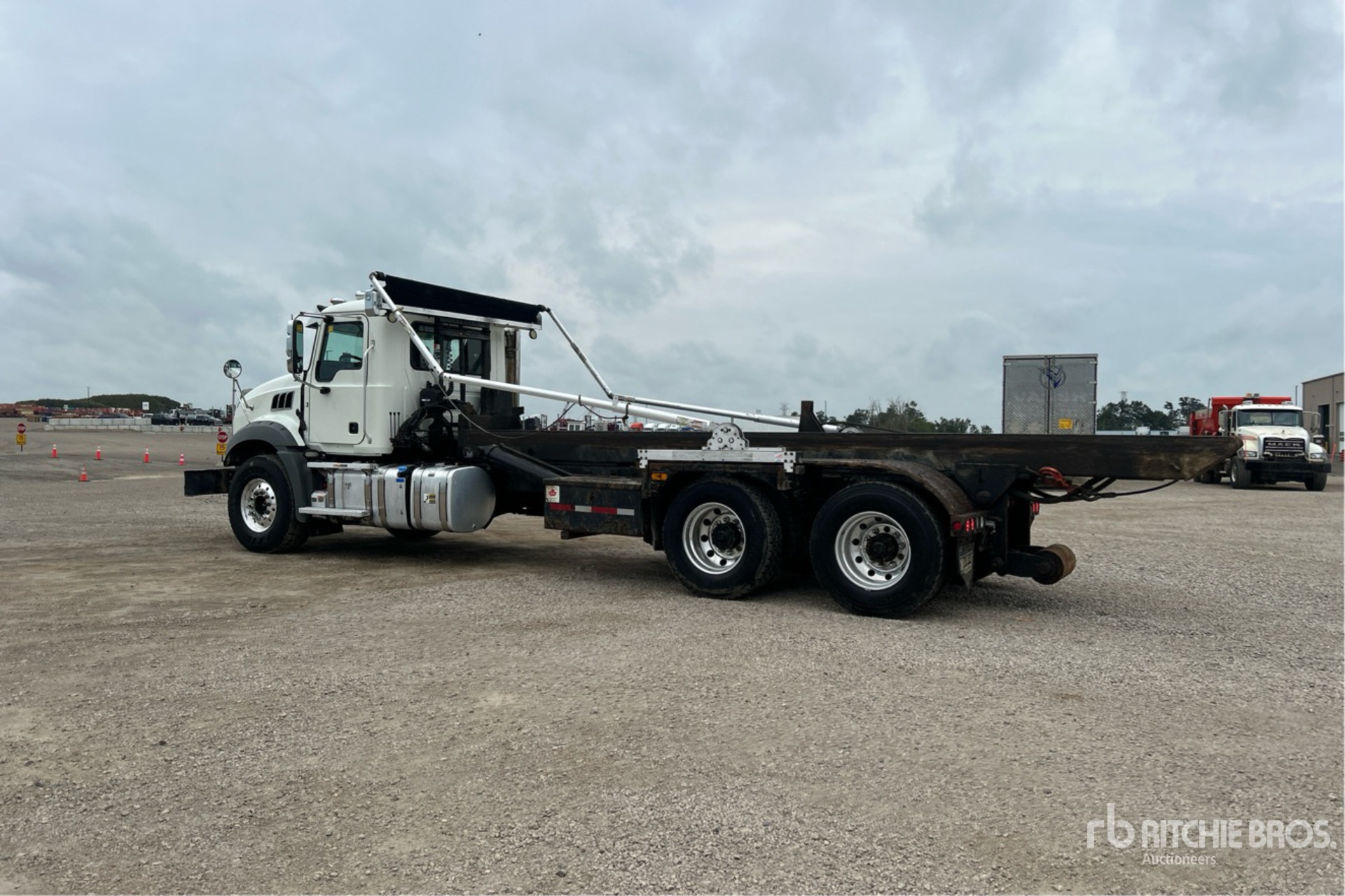 2023 Mack GU813