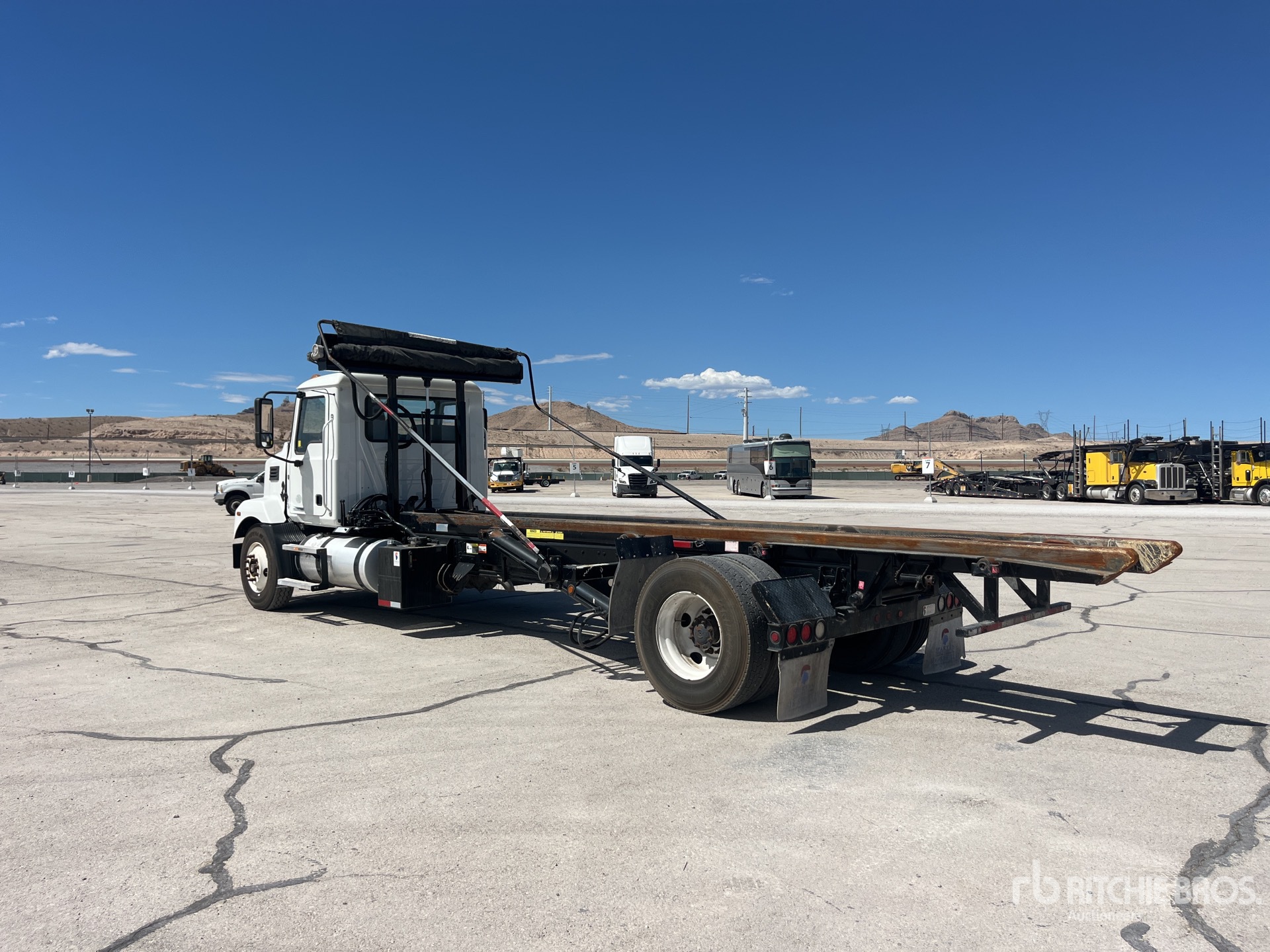 2022 Mack MD642