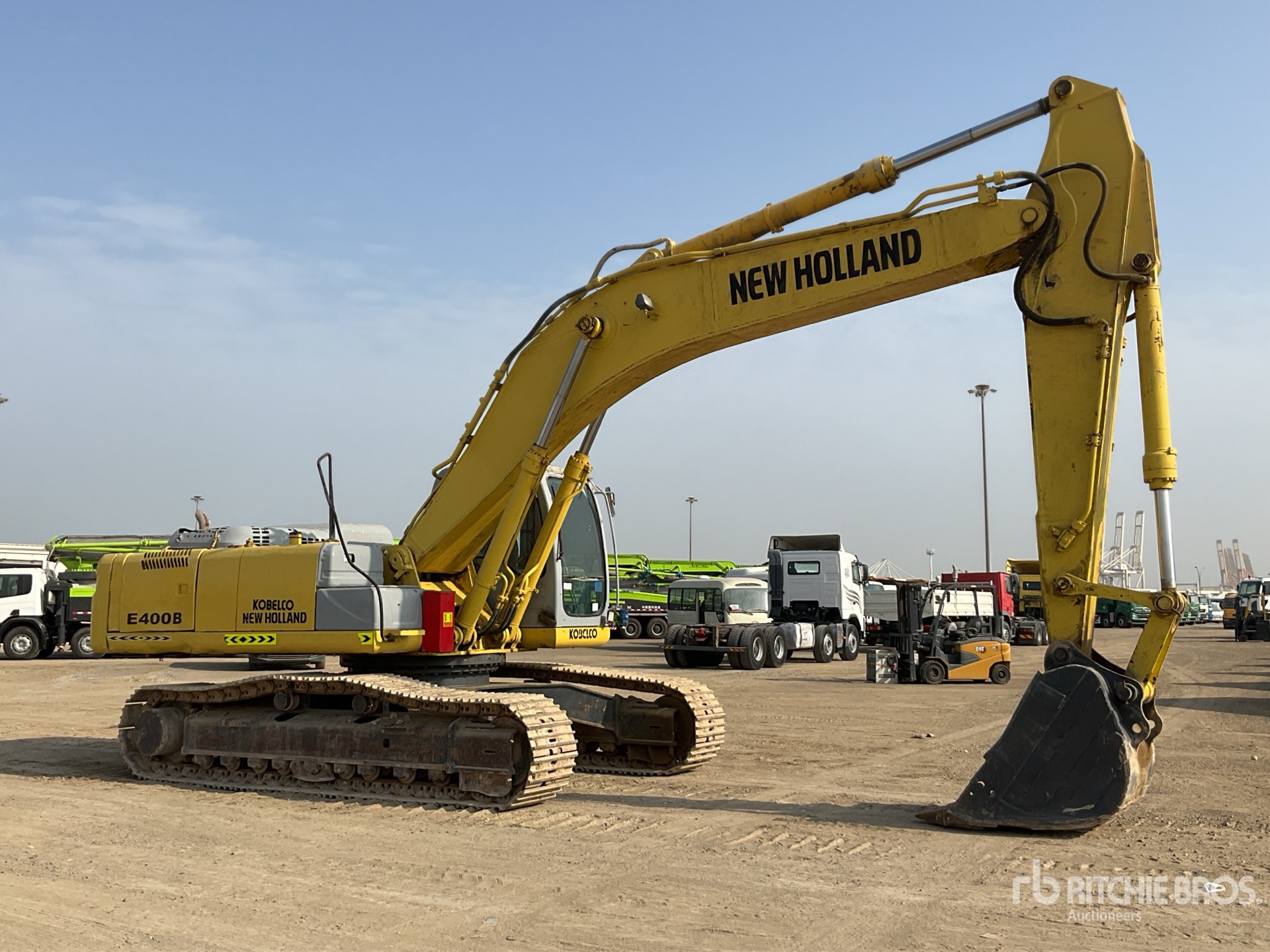 New Holland E385B