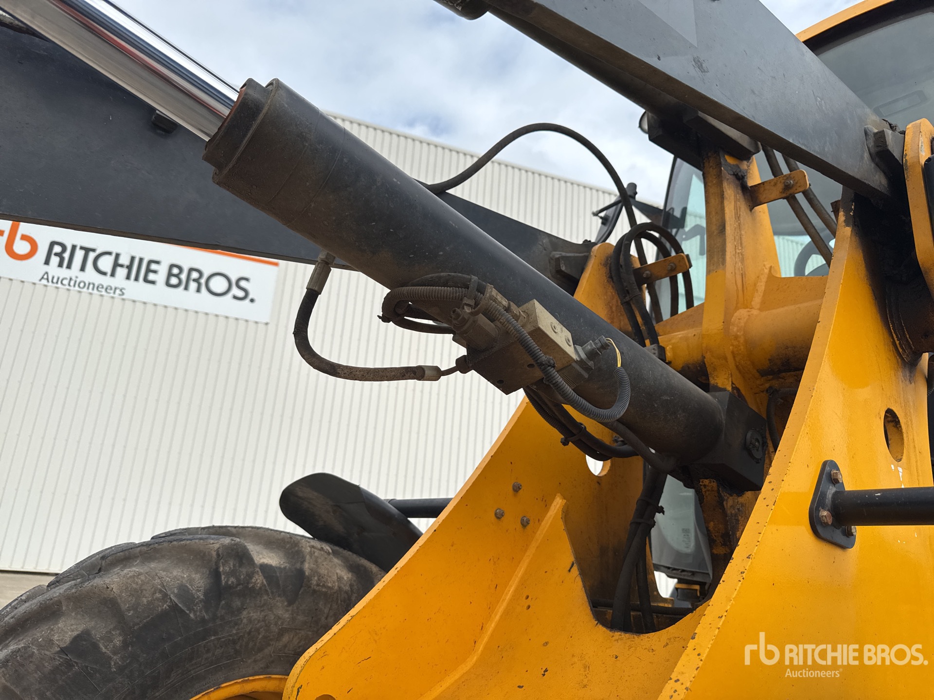 JCB 407