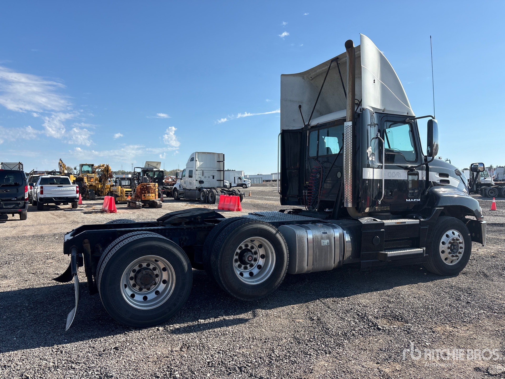 2016 Mack CXU613 PINNACLE
