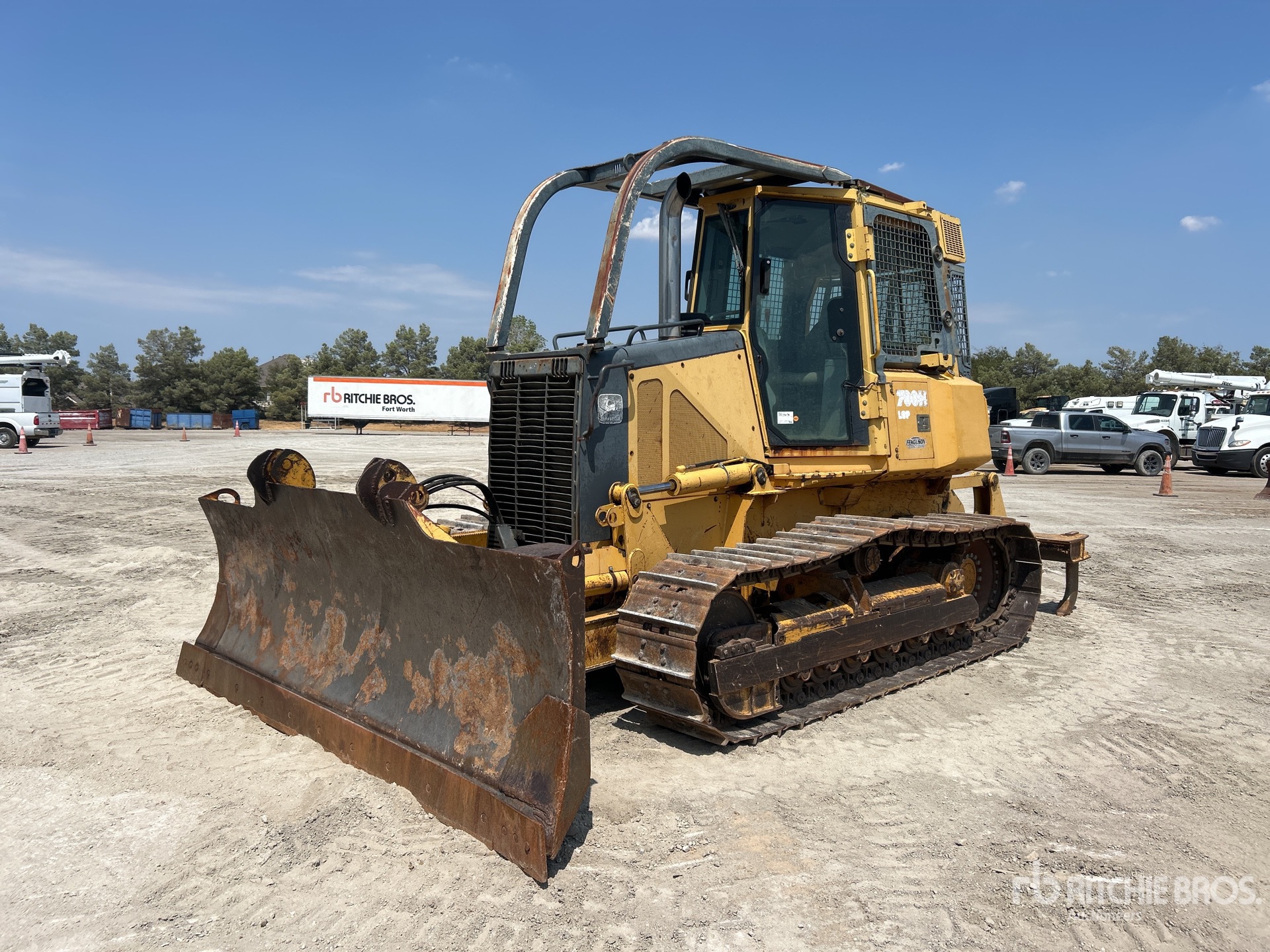 Photo of 2002 John Deere 700H LGP