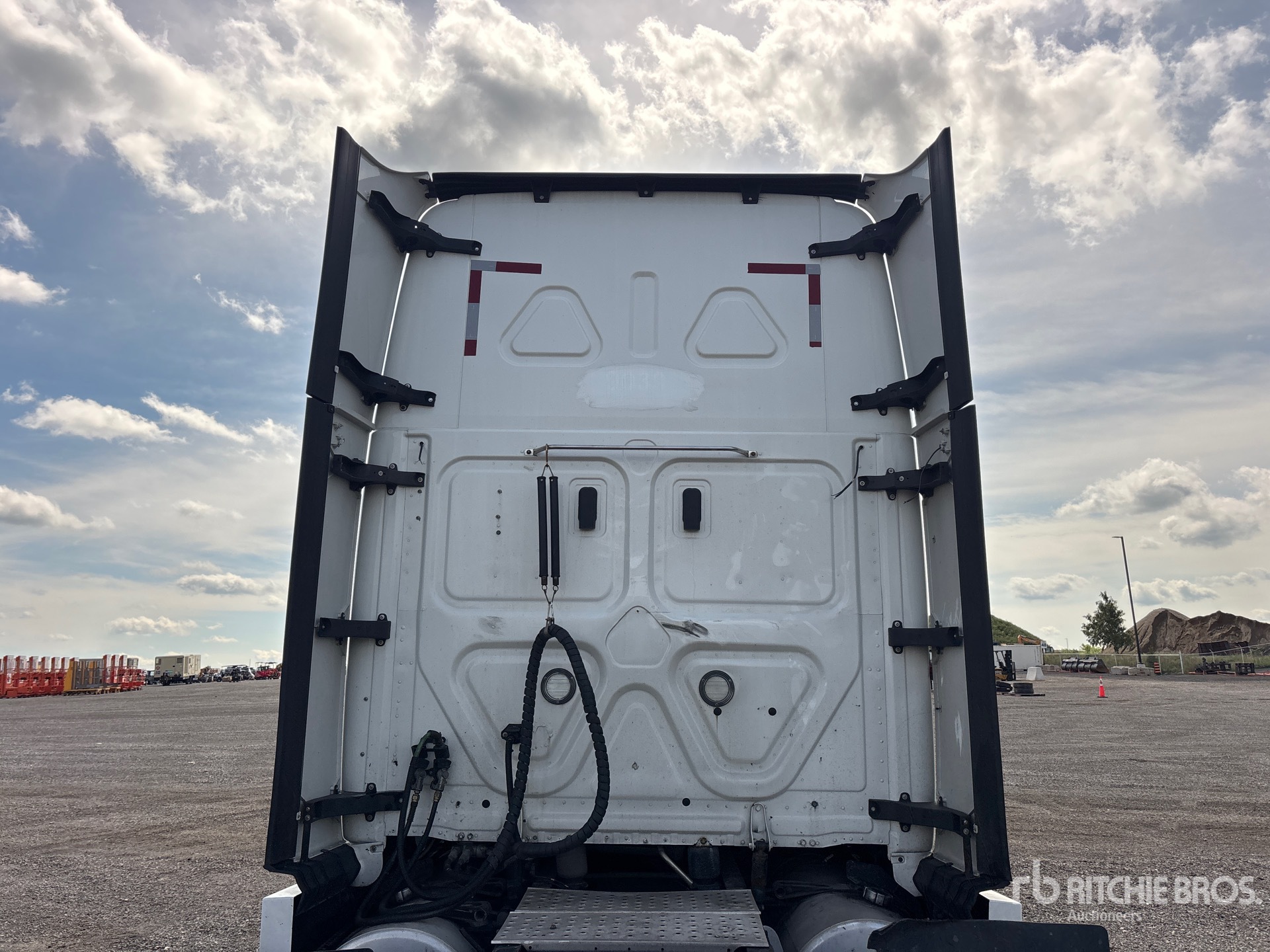 2020 Freightliner CASCADIA 126