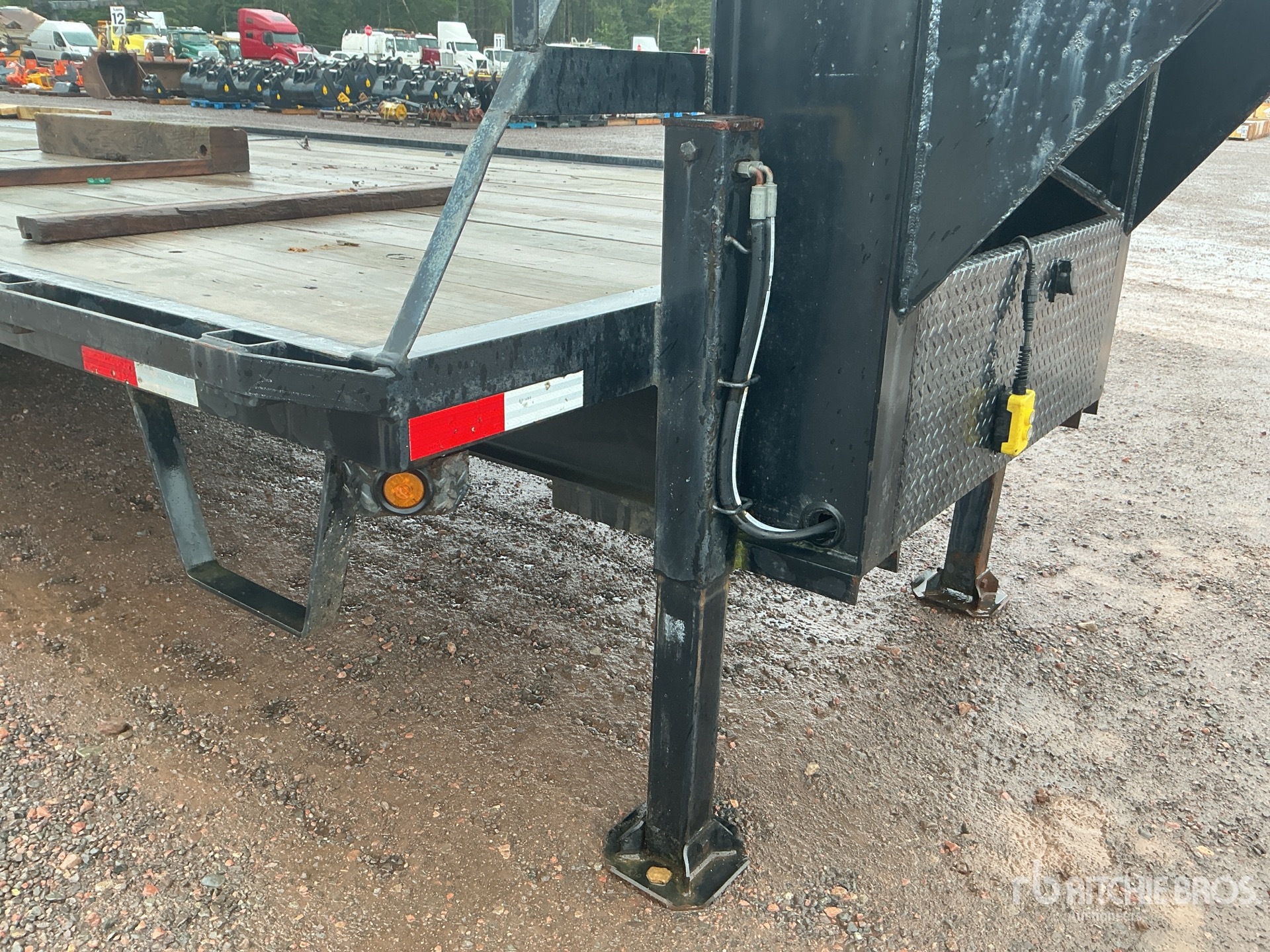 2020 Friesen 25 FT T/A GOOSENECK