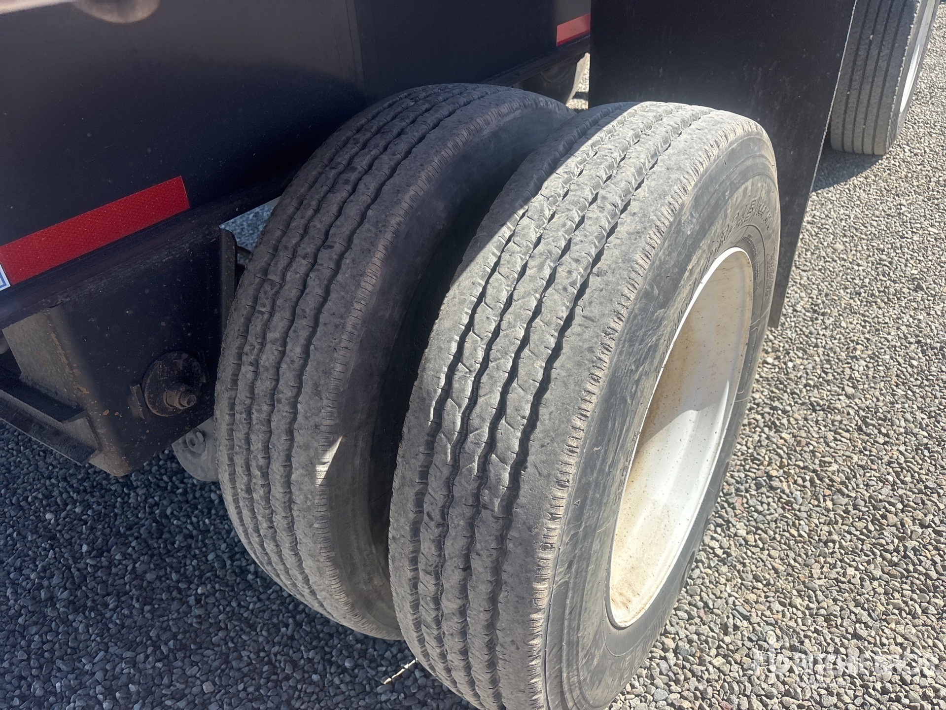 2005 Utility 45 ft T/A Spread Axle