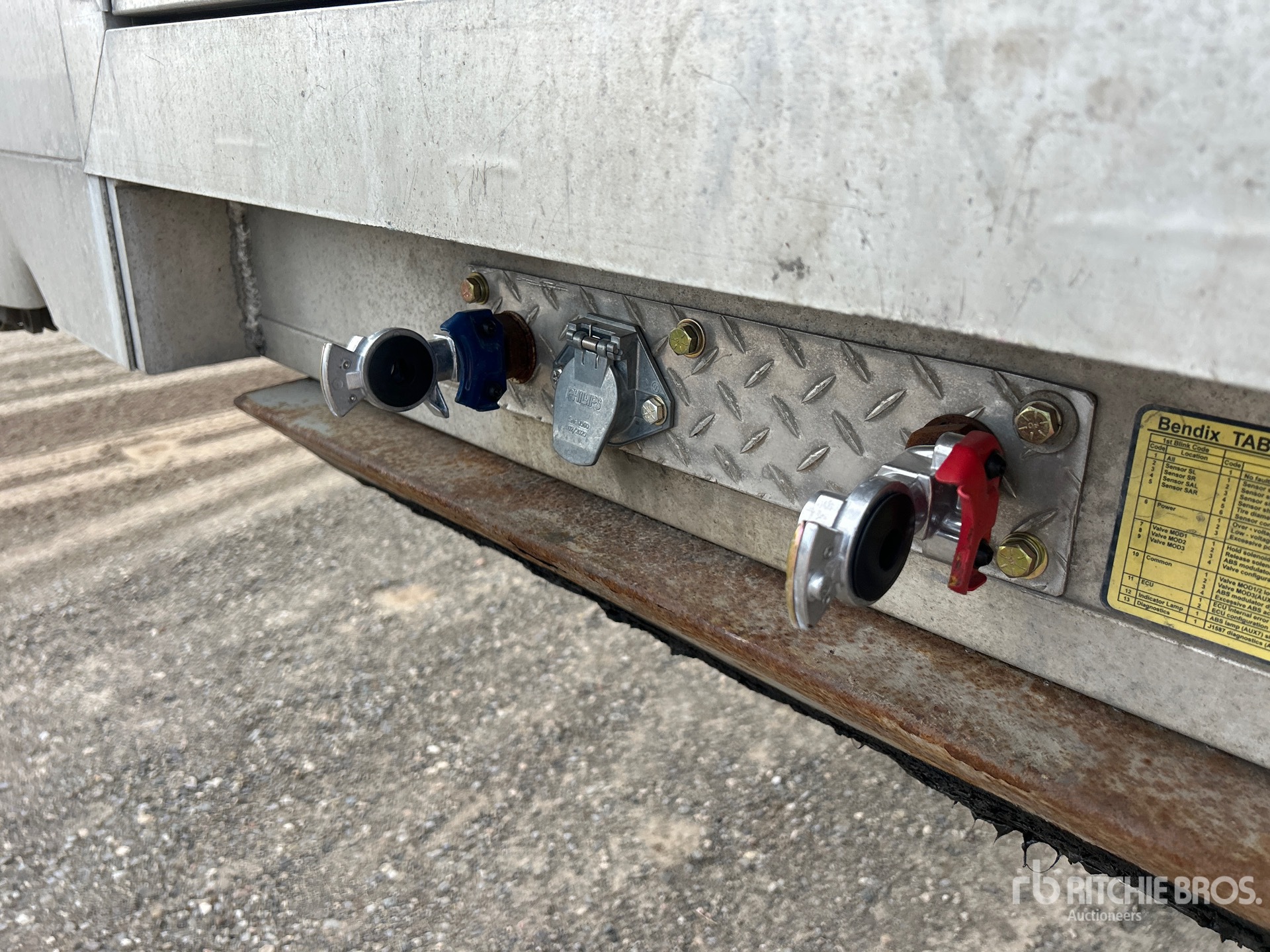 2013 Reitnouer 48 ft T/A Spread Axle Step Deck