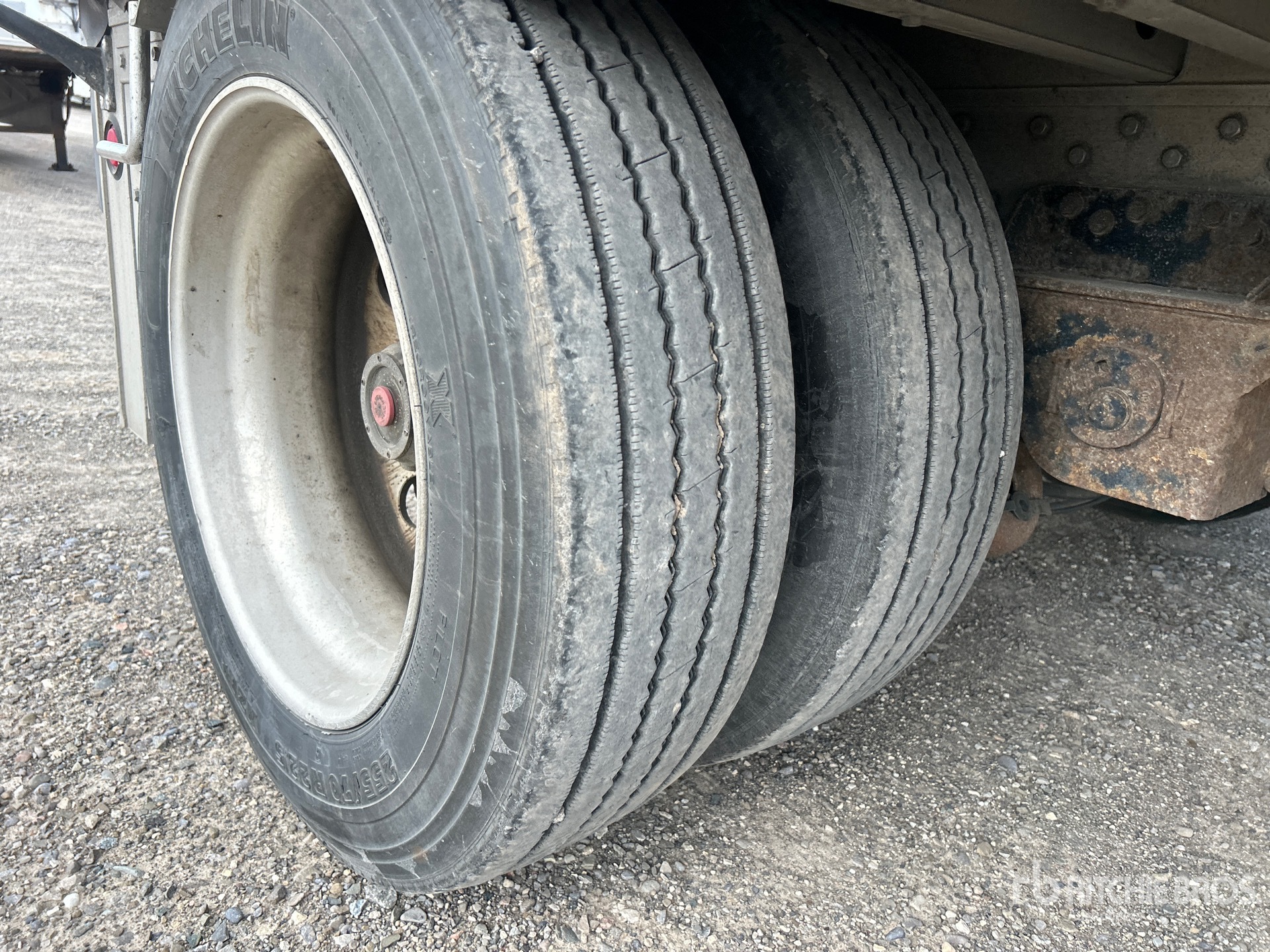 2013 Reitnouer 48 ft T/A Spread Axle Step Deck