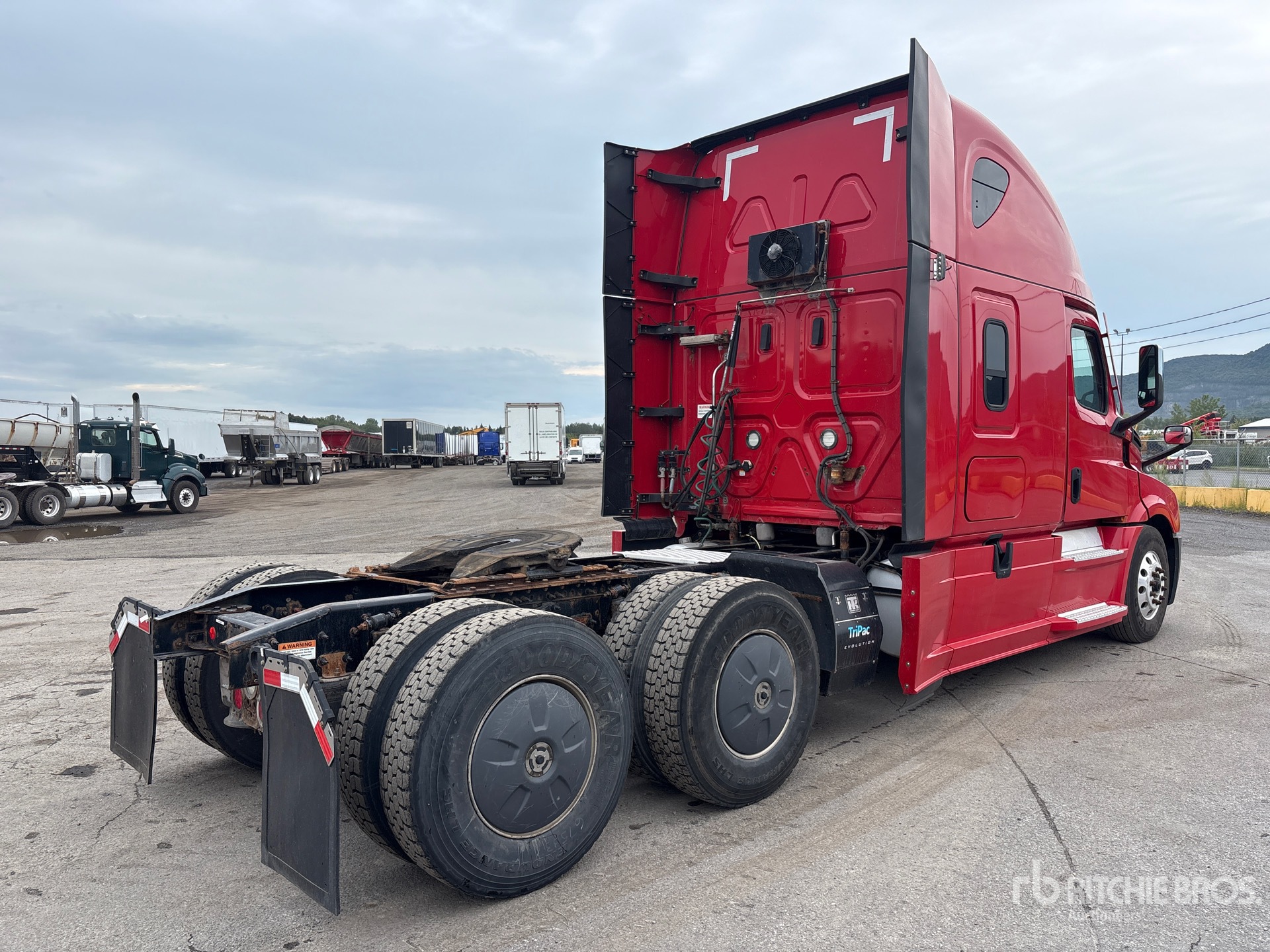 2020 Freightliner CASCADIA 126