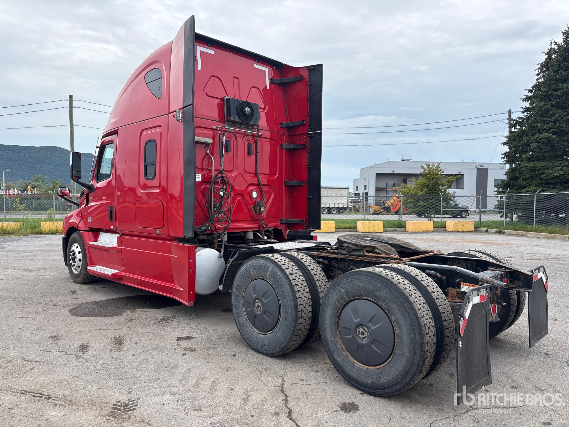 2020 Freightliner CASCADIA 126