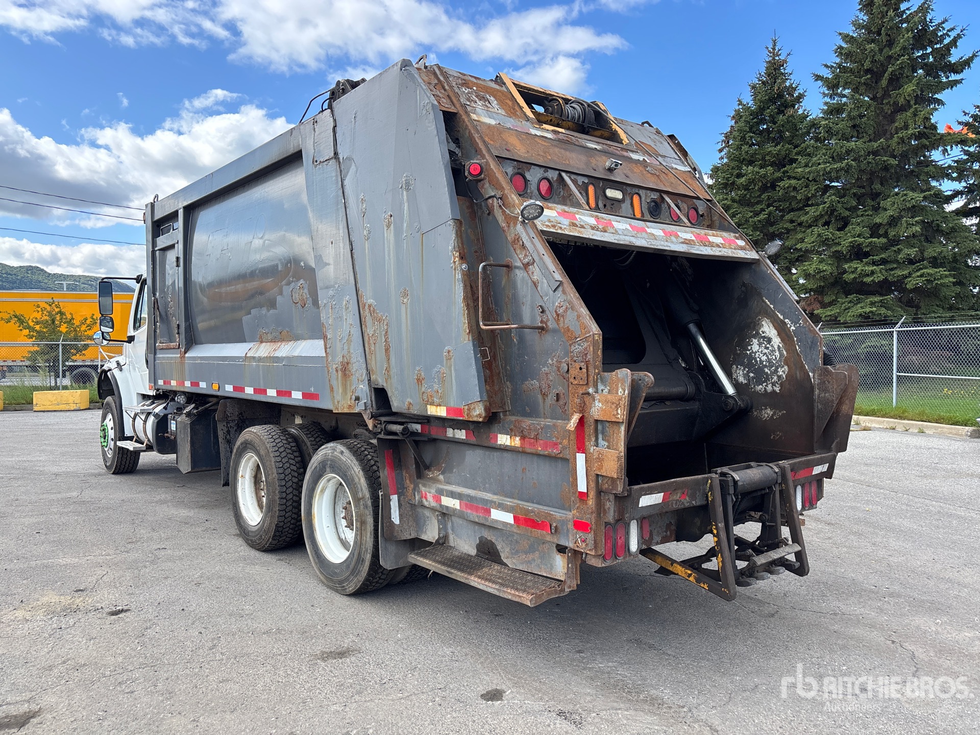 2013 Freightliner M2 106