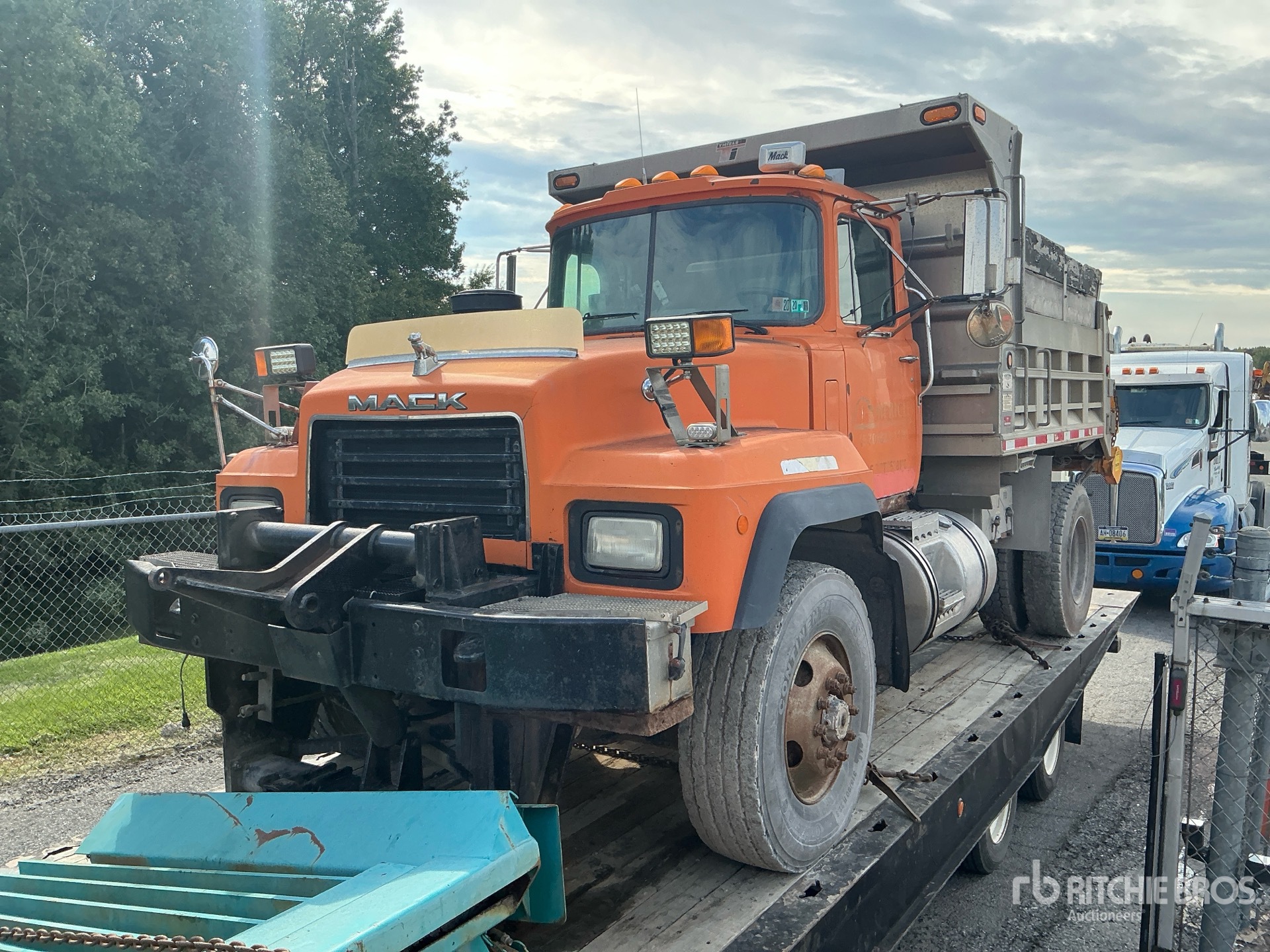 2001 Mack RD690P