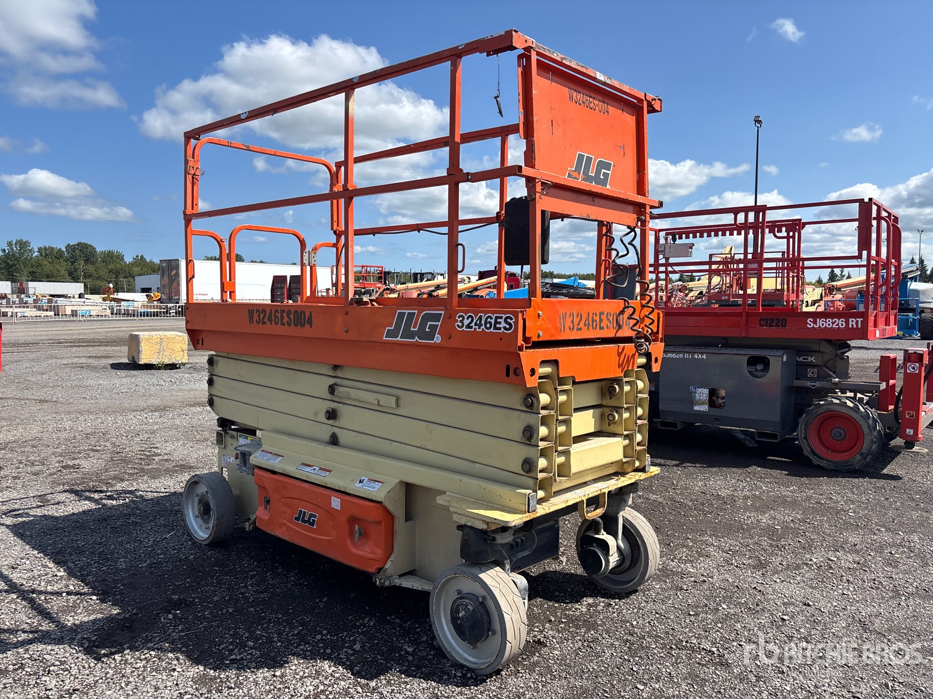 2015 JLG 3246ES