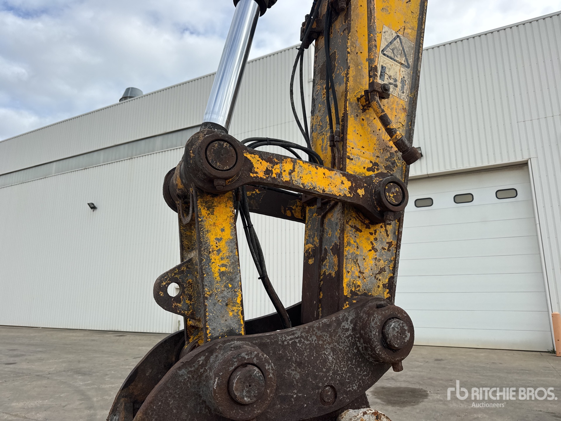 2010 JCB JS240NC