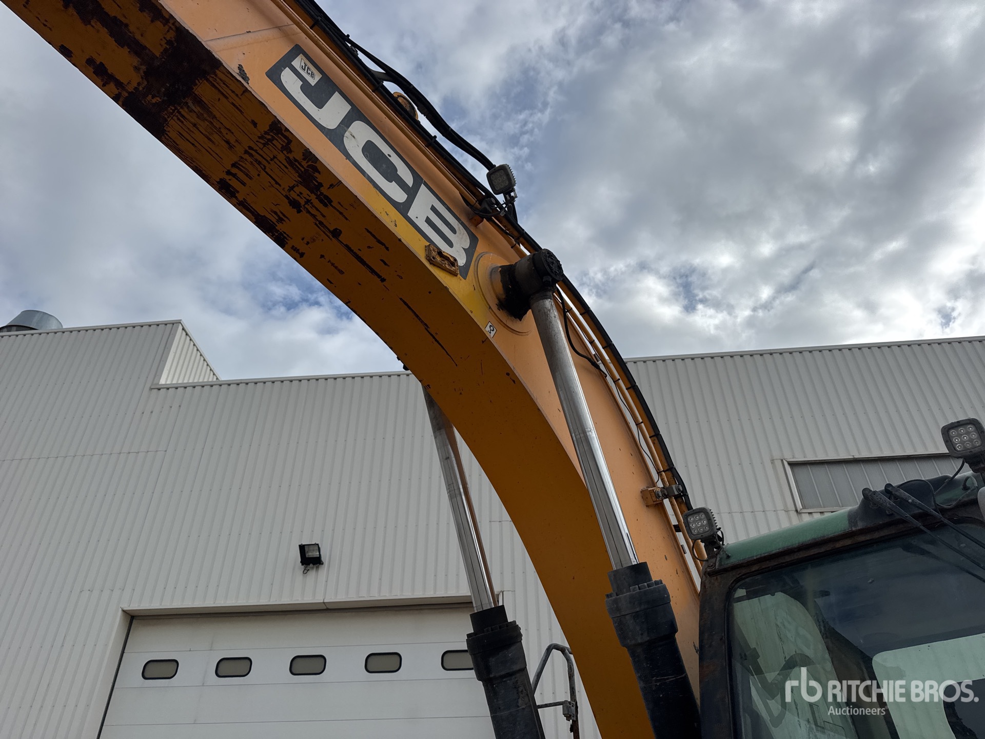 2010 JCB JS240NC