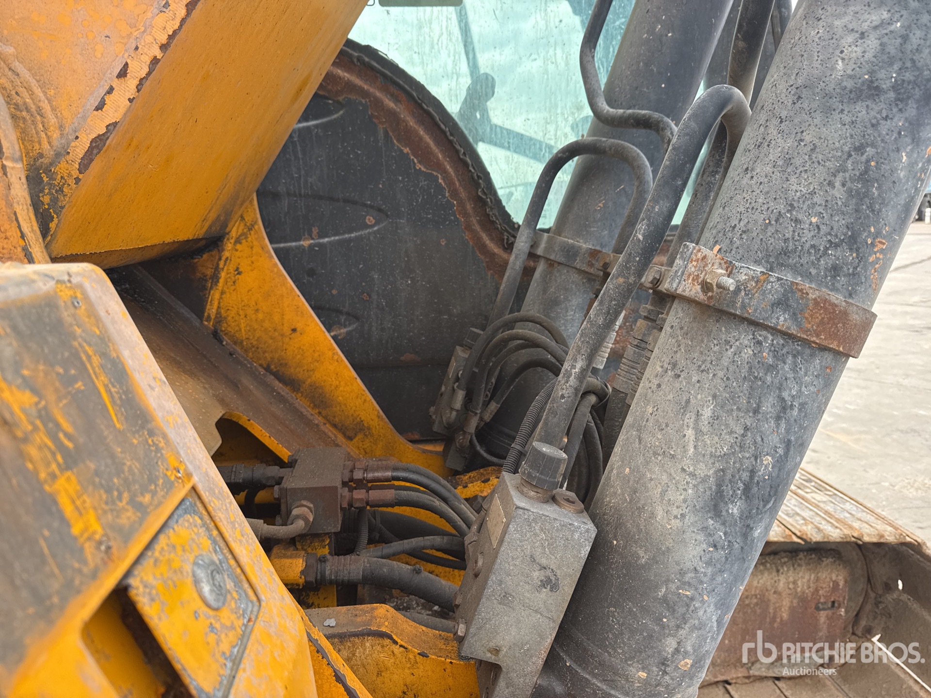 2010 JCB JS240NC