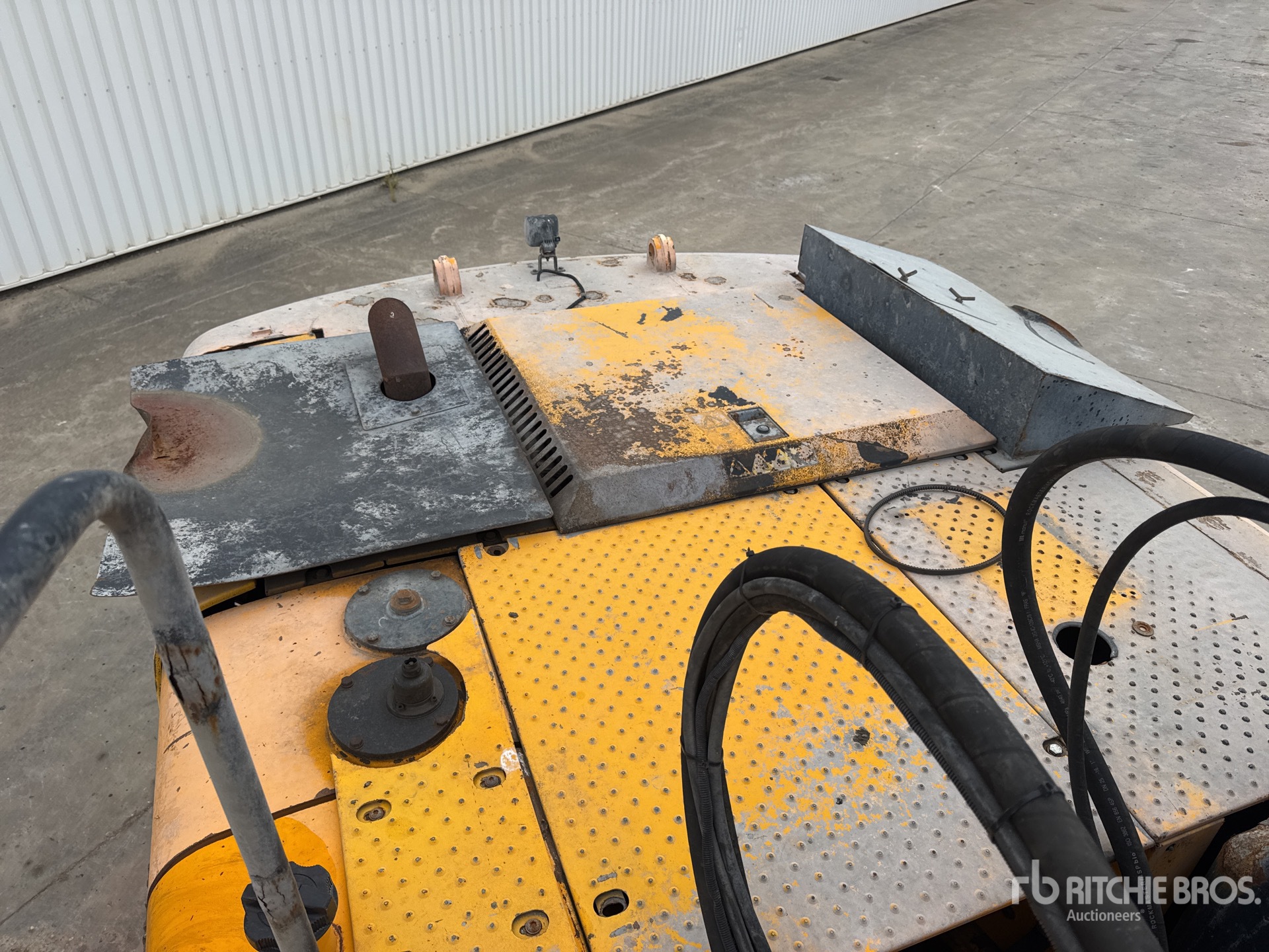 2010 JCB JS240NC