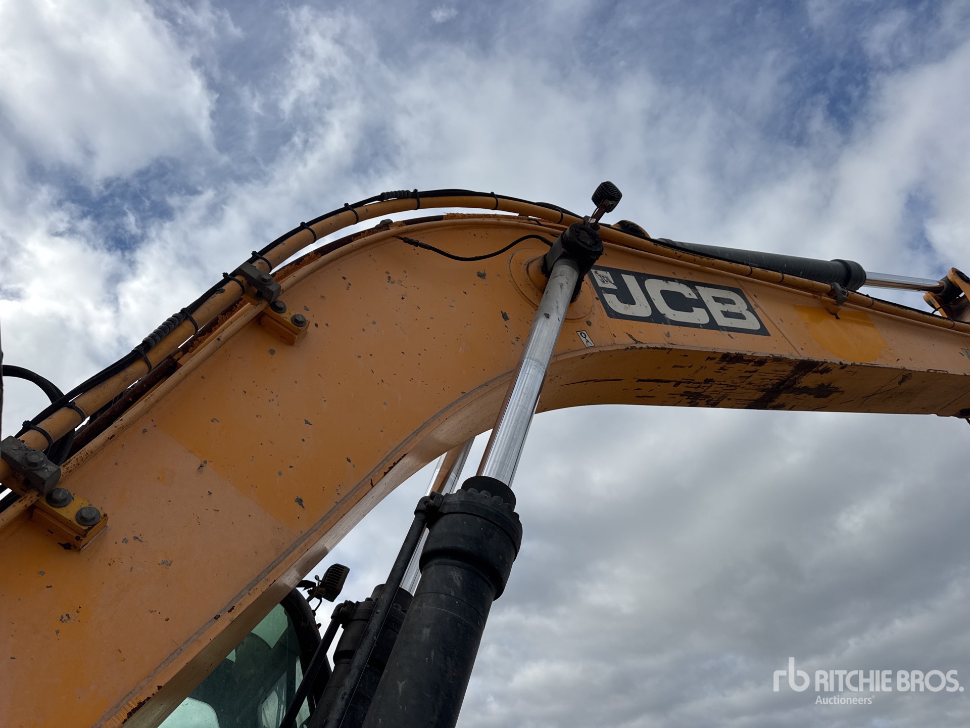 2010 JCB JS240NC