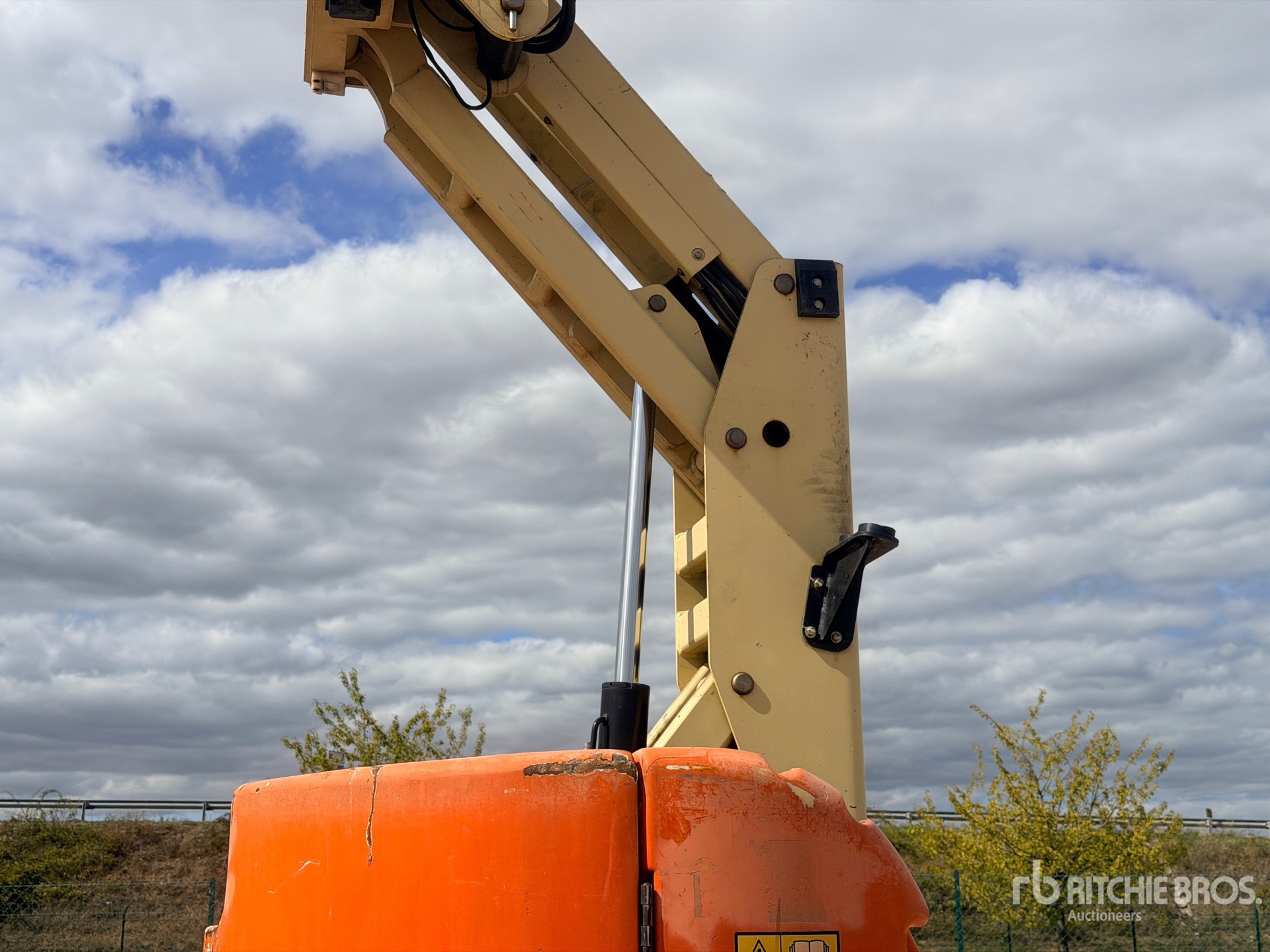 2012 JLG E300 AJP