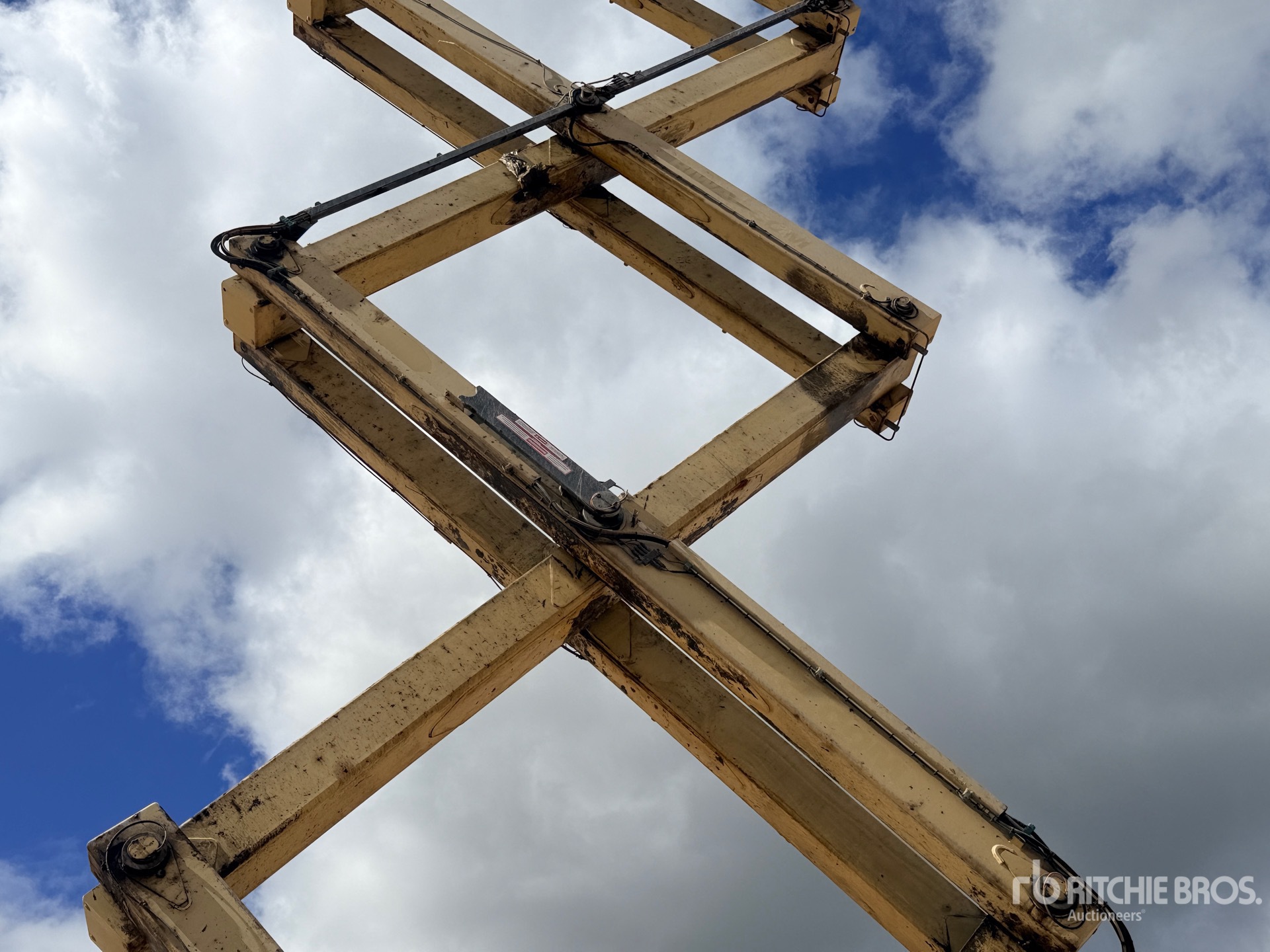 2014 Holland Lift M-250DL27