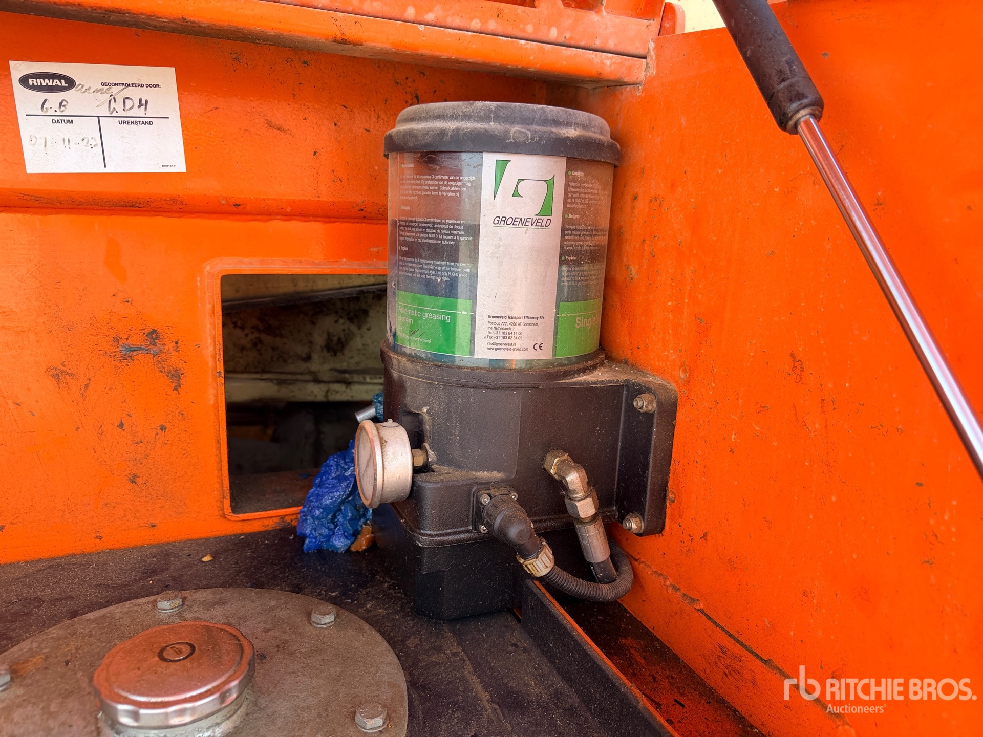 2014 Holland Lift M-250DL27