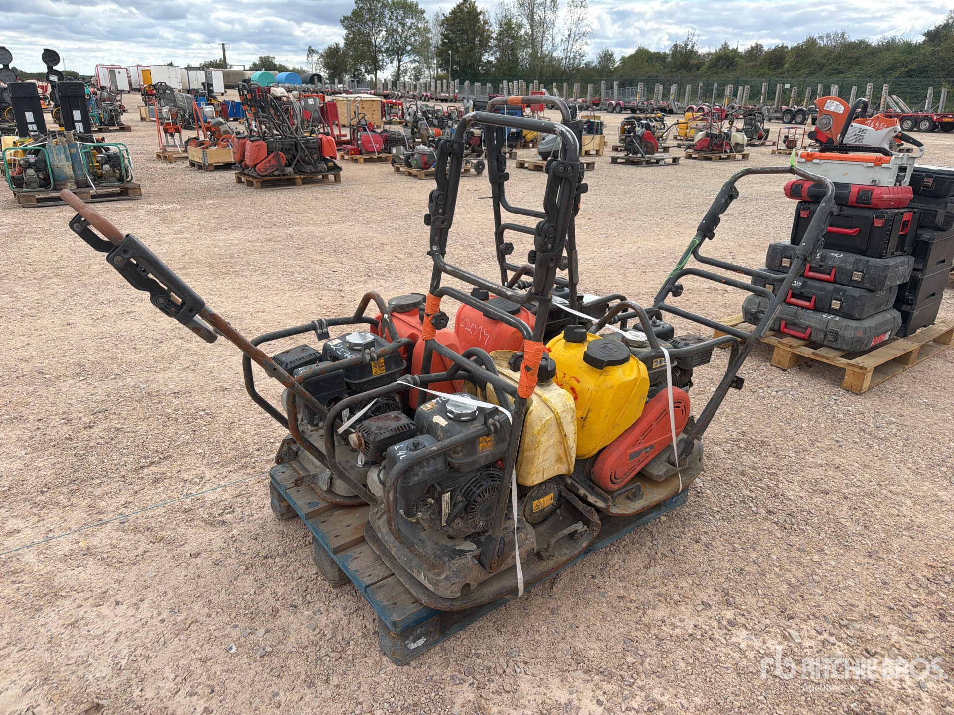 Husqvarna QTE DE PLAQUES VIBRANTES QTY OF