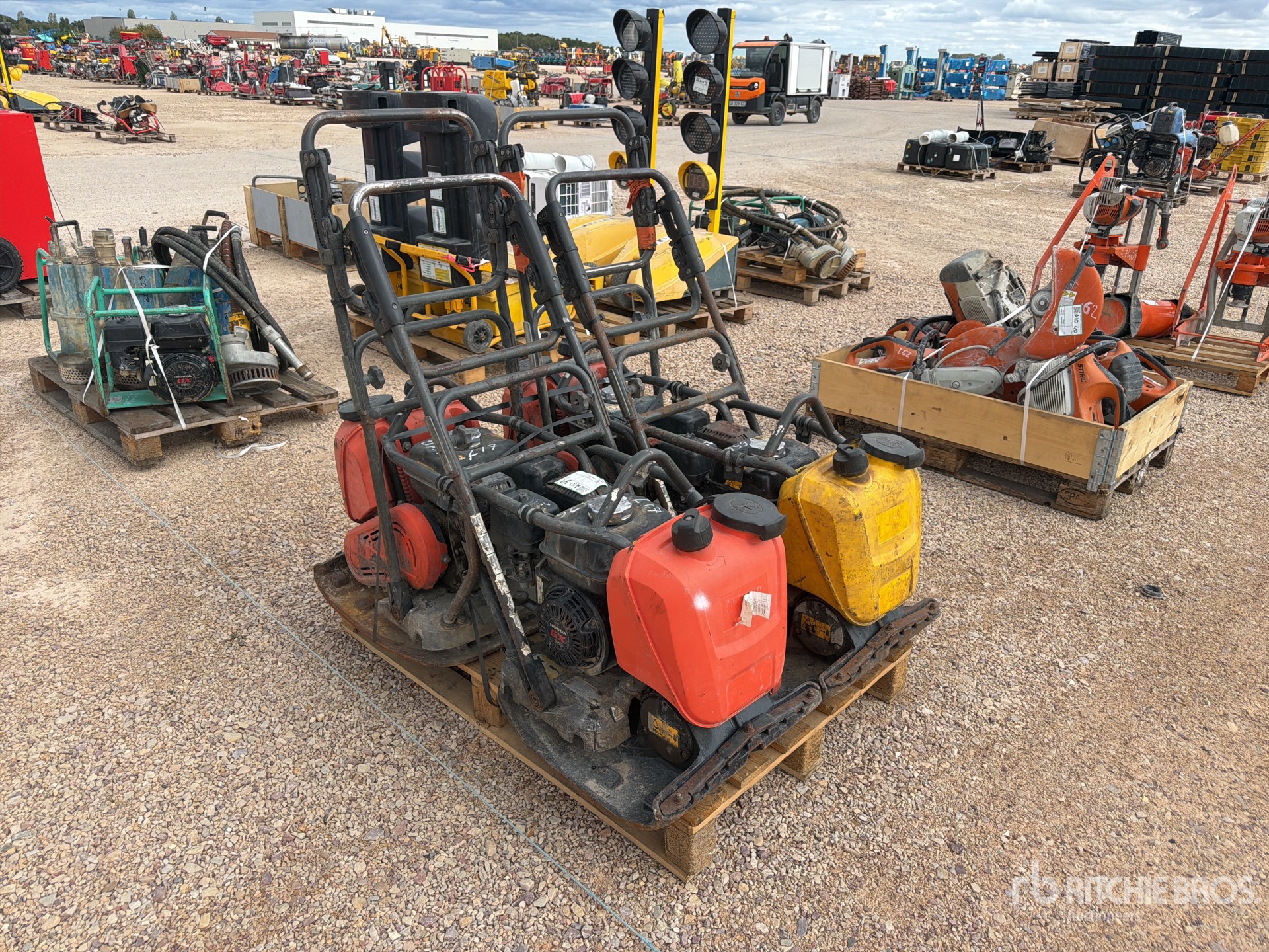 Husqvarna QTE DE PLAQUES VIBRANTES QTY OF