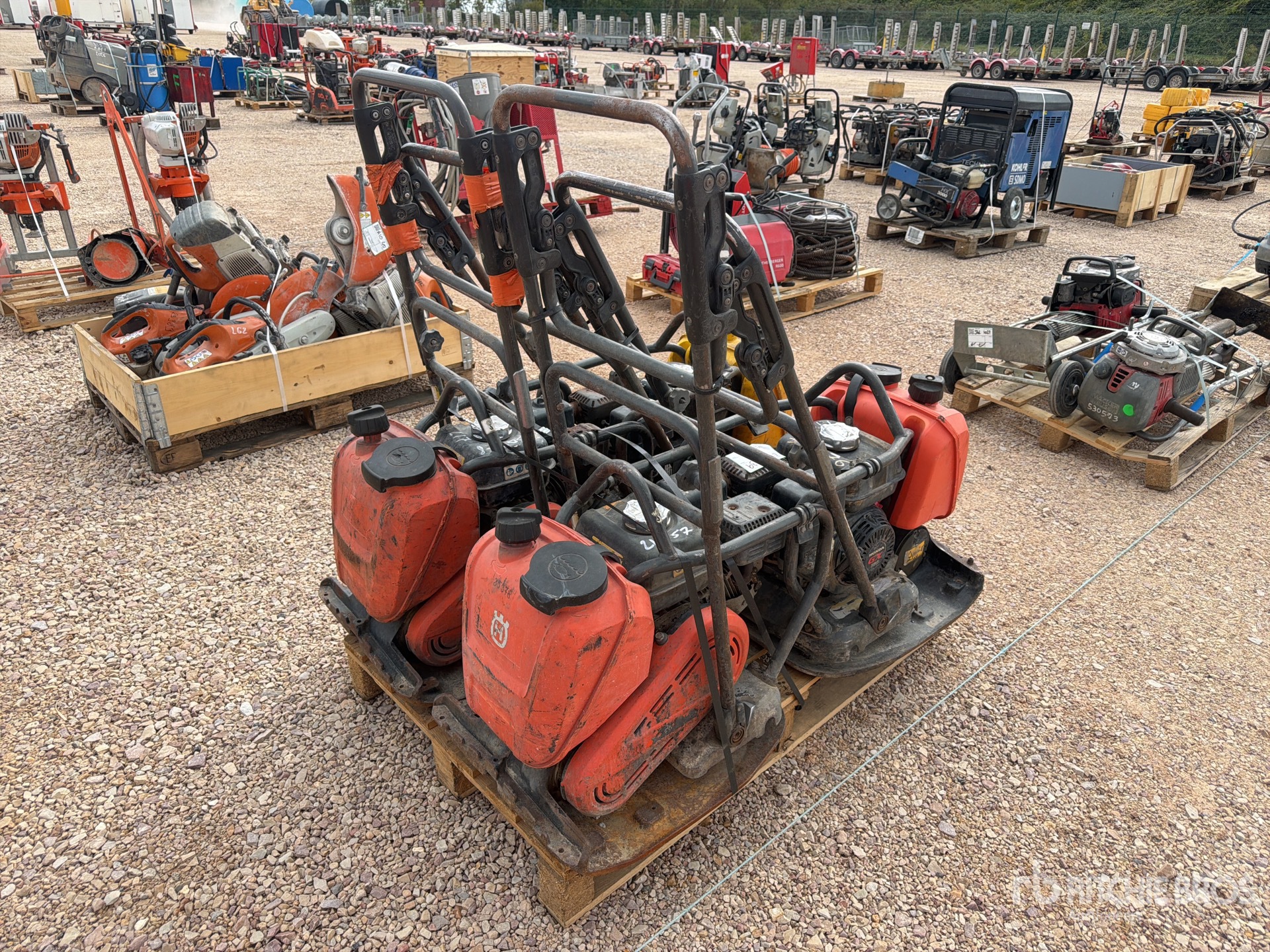 Husqvarna QTE DE PLAQUES VIBRANTES QTY OF