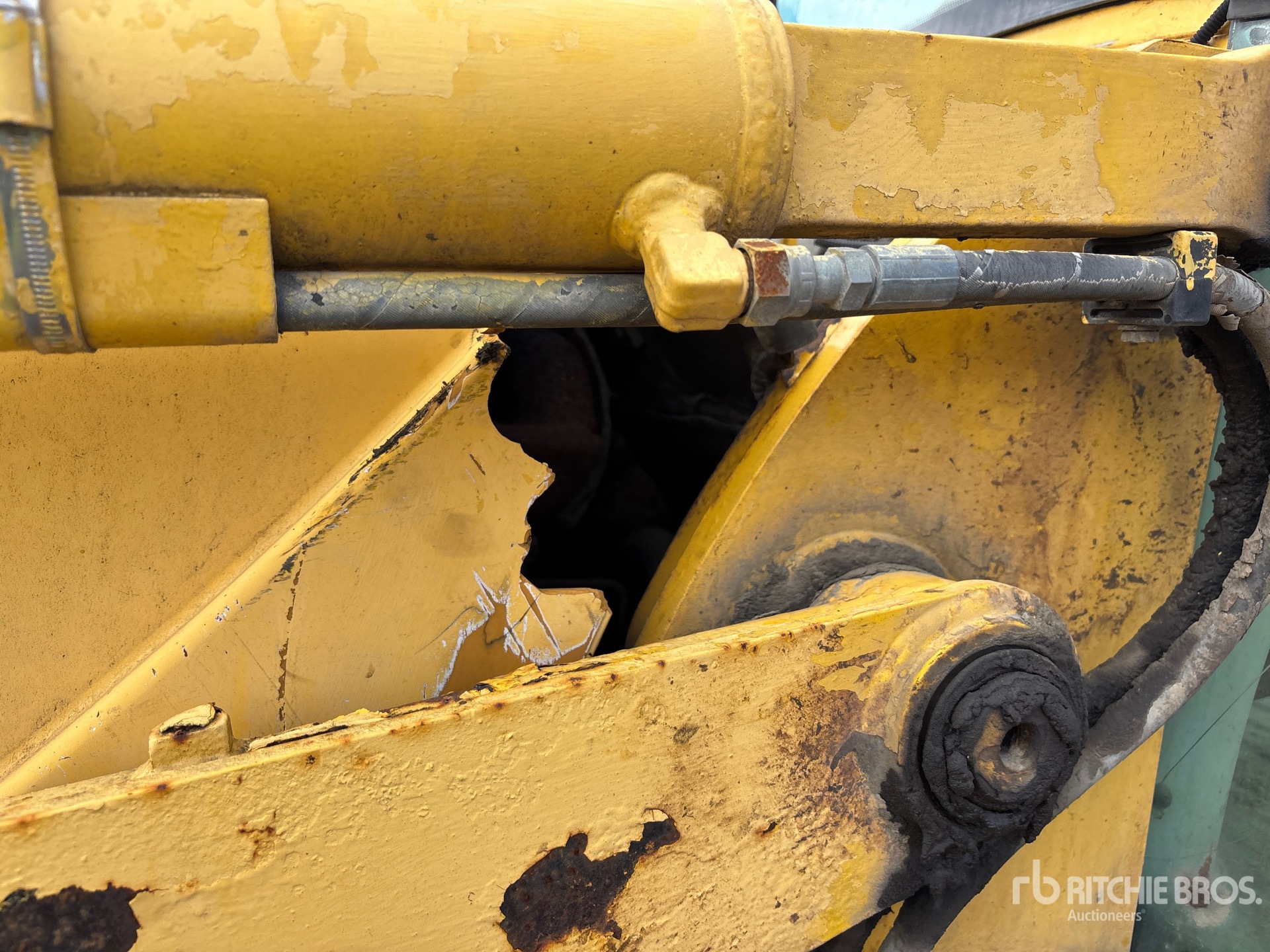 2003 Komatsu WB140-2