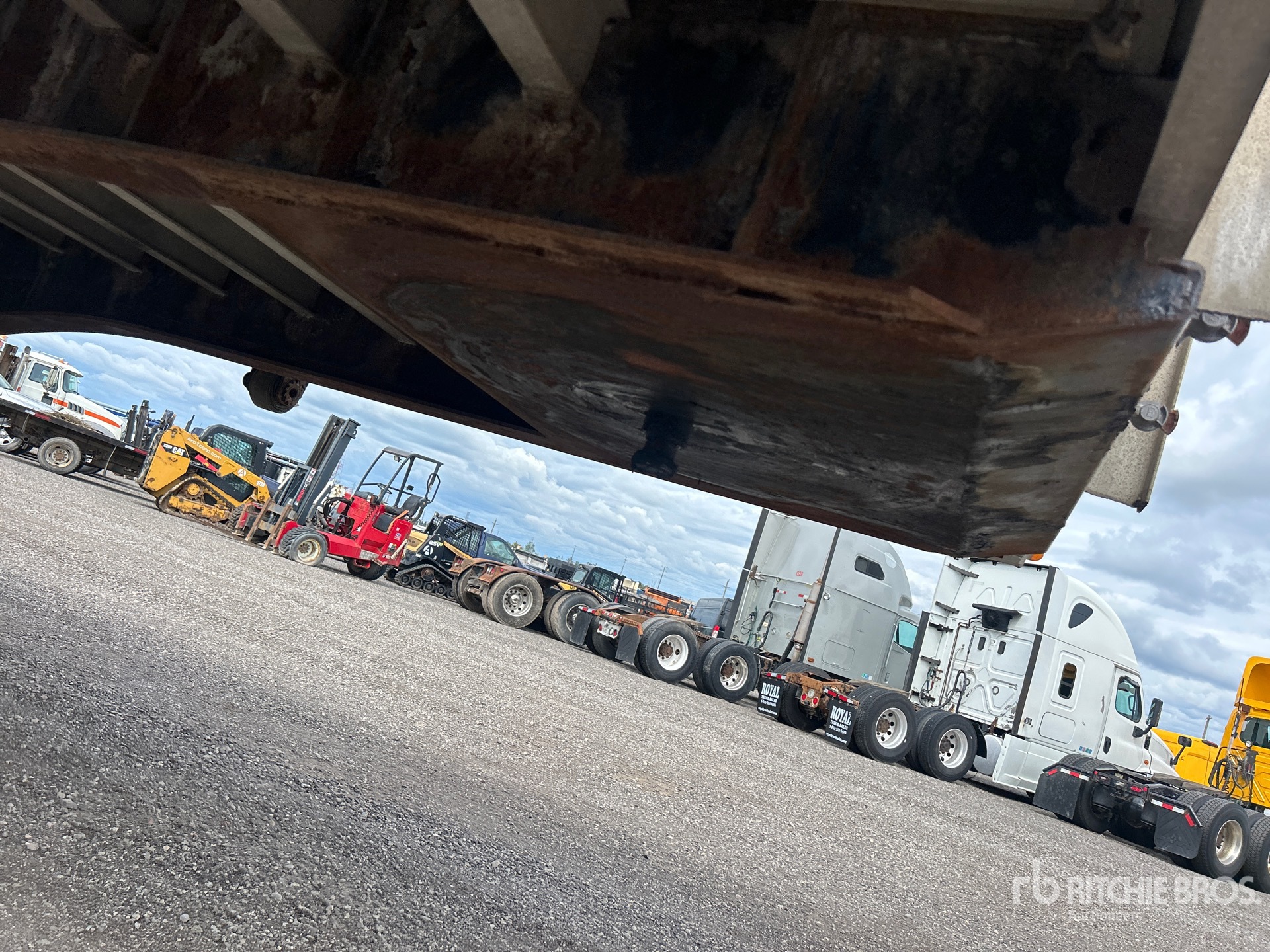 2003 Transcraft 48 ft T/A Spread Axle