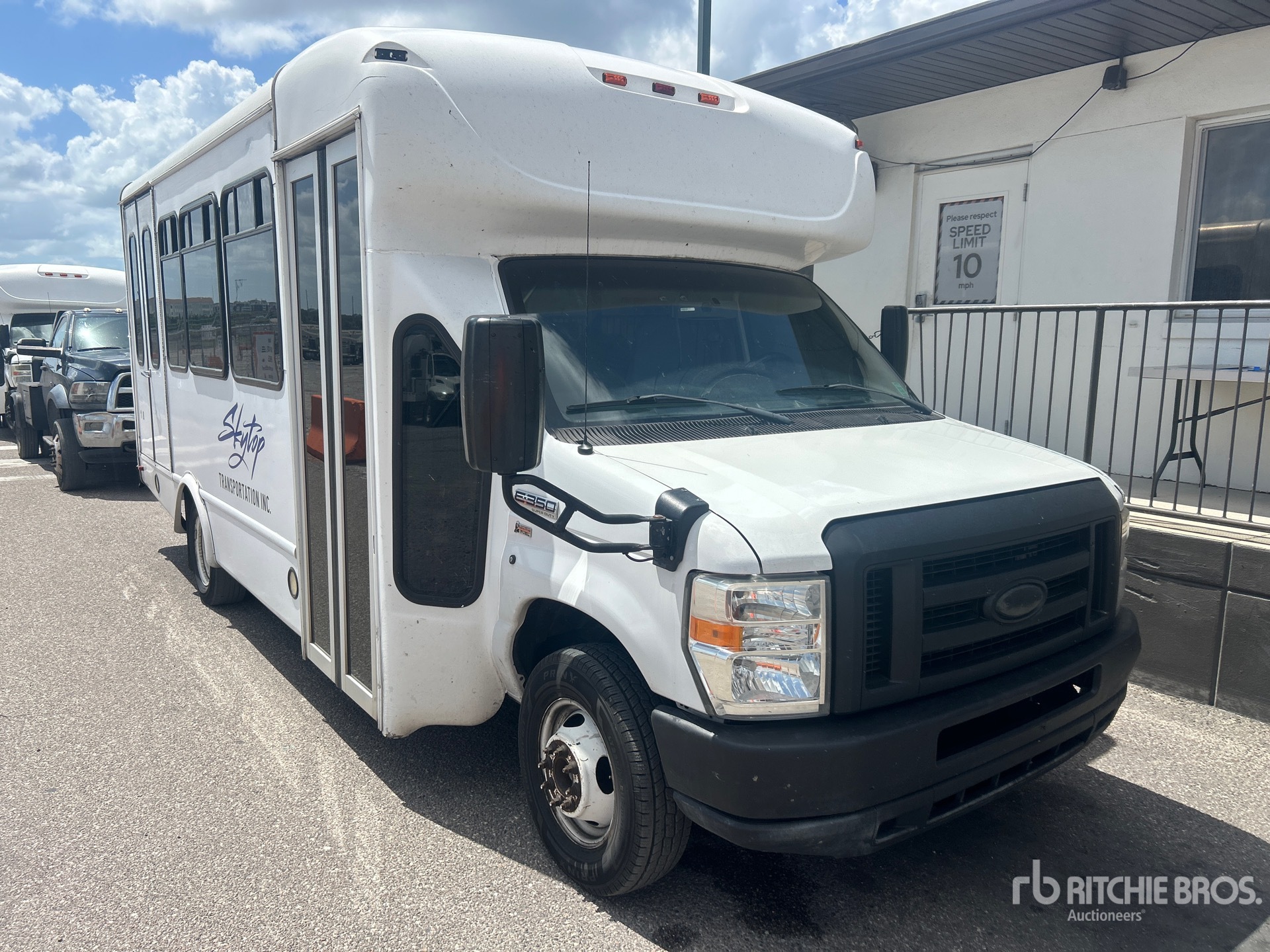 2015 Ford E-350 STARCRAFT