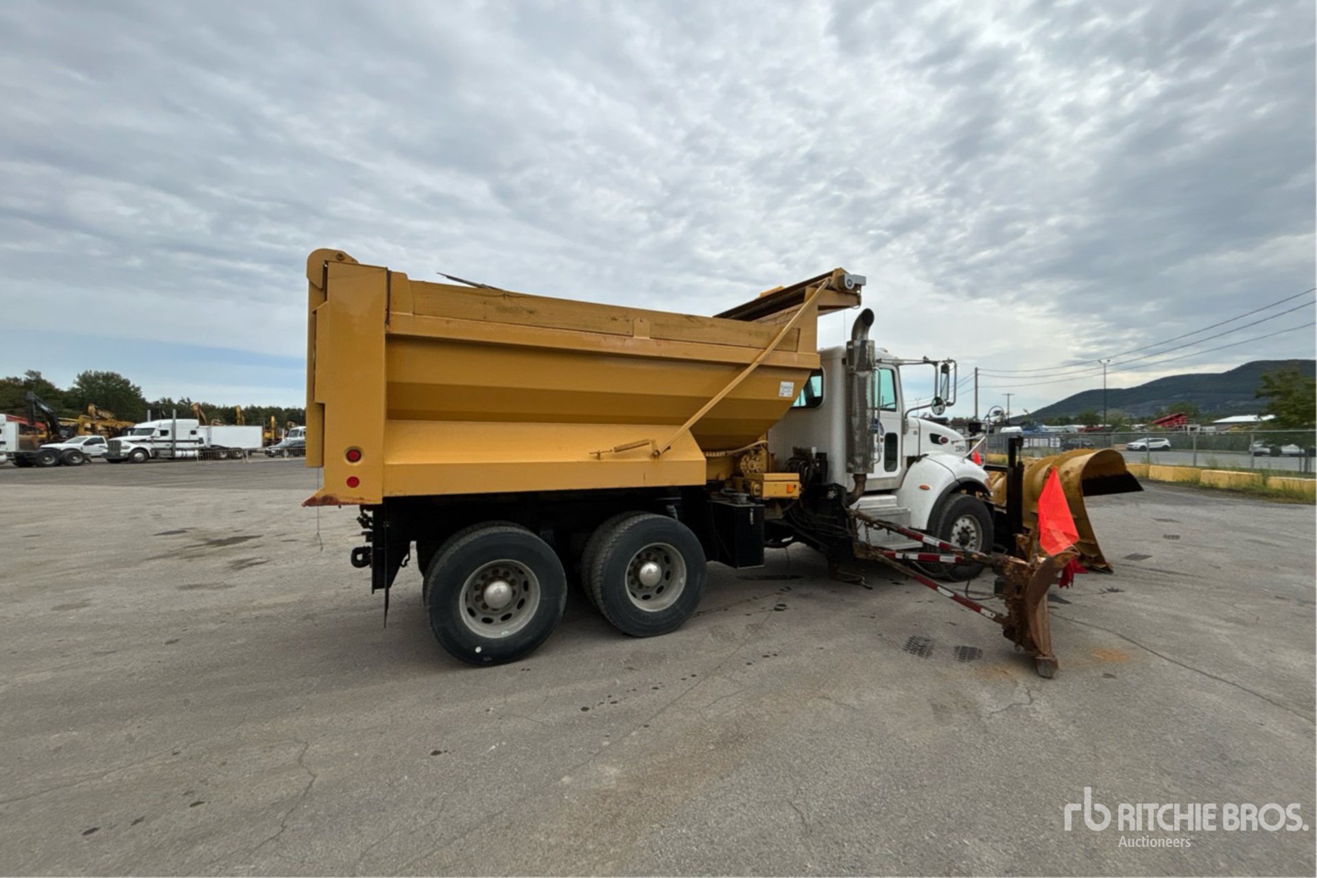 2013 Peterbilt 348