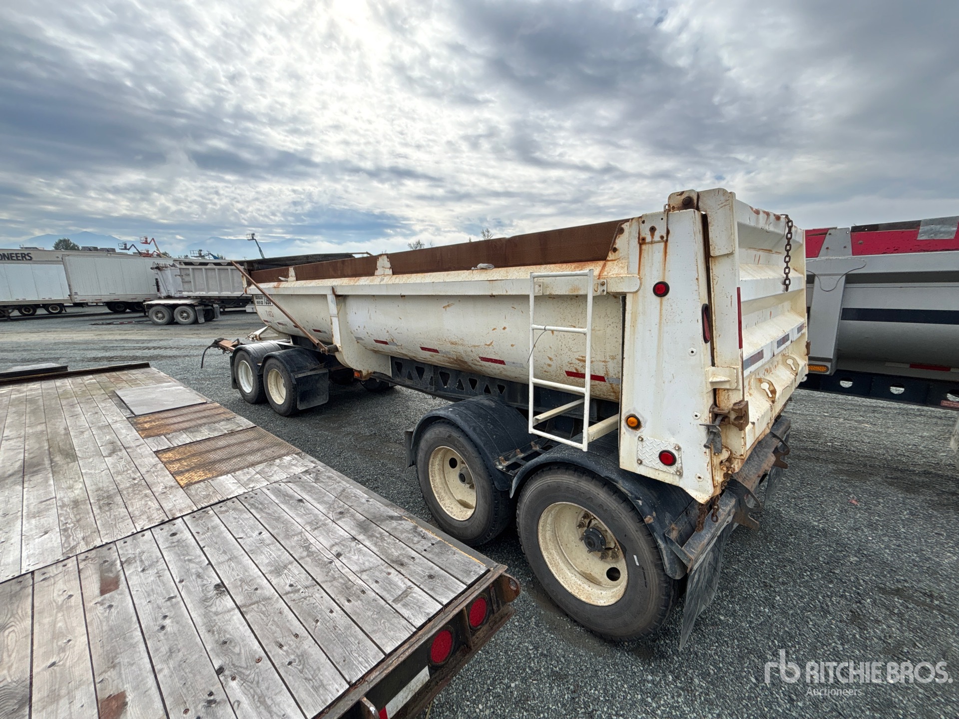 2003 Midland 24 FT 3 IN QUAD/A