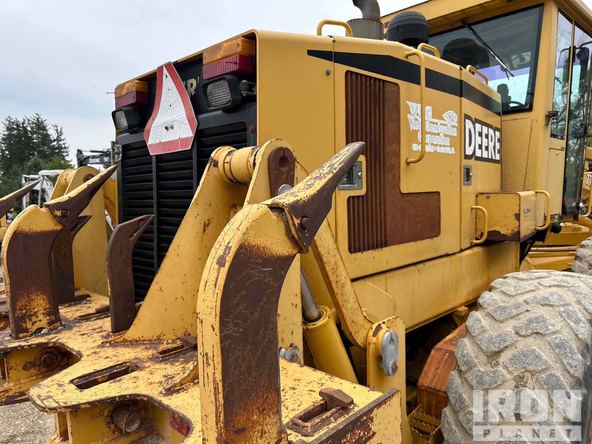 2000 John Deere 772CH