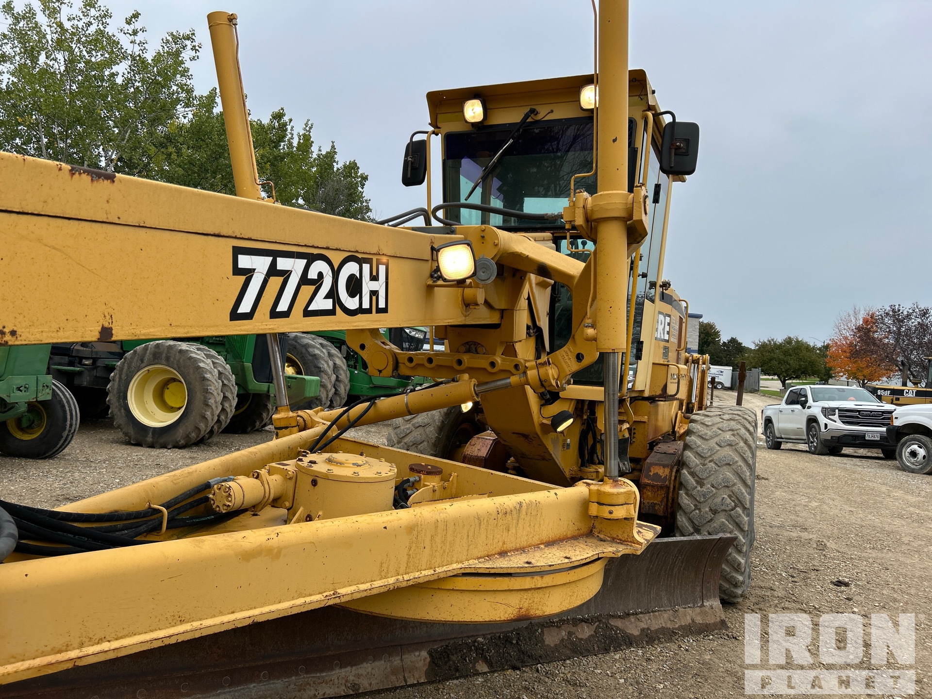 2000 John Deere 772CH