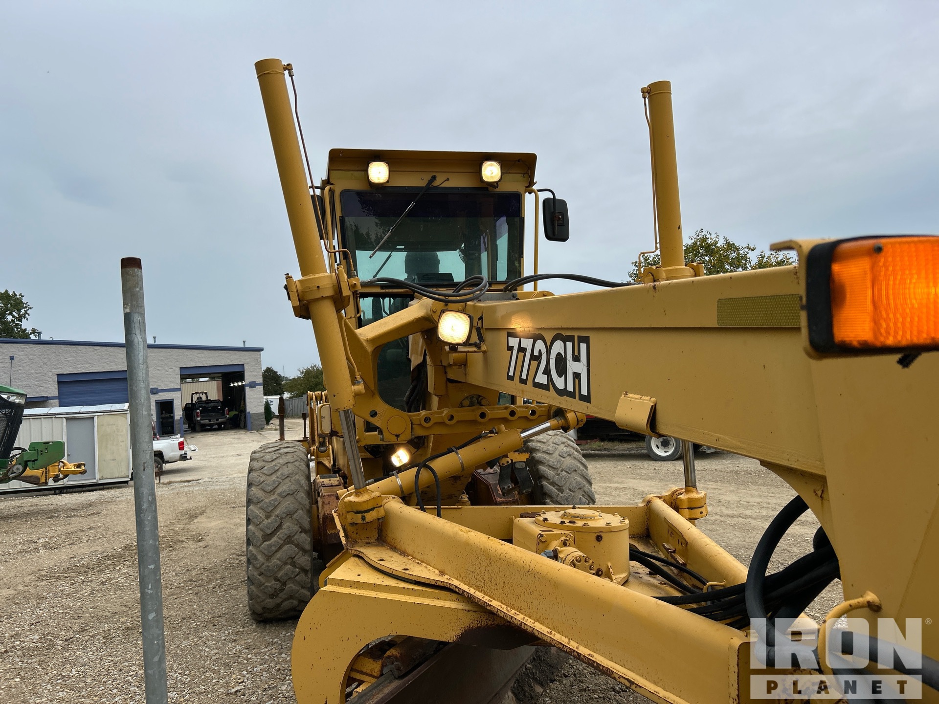 2000 John Deere 772CH