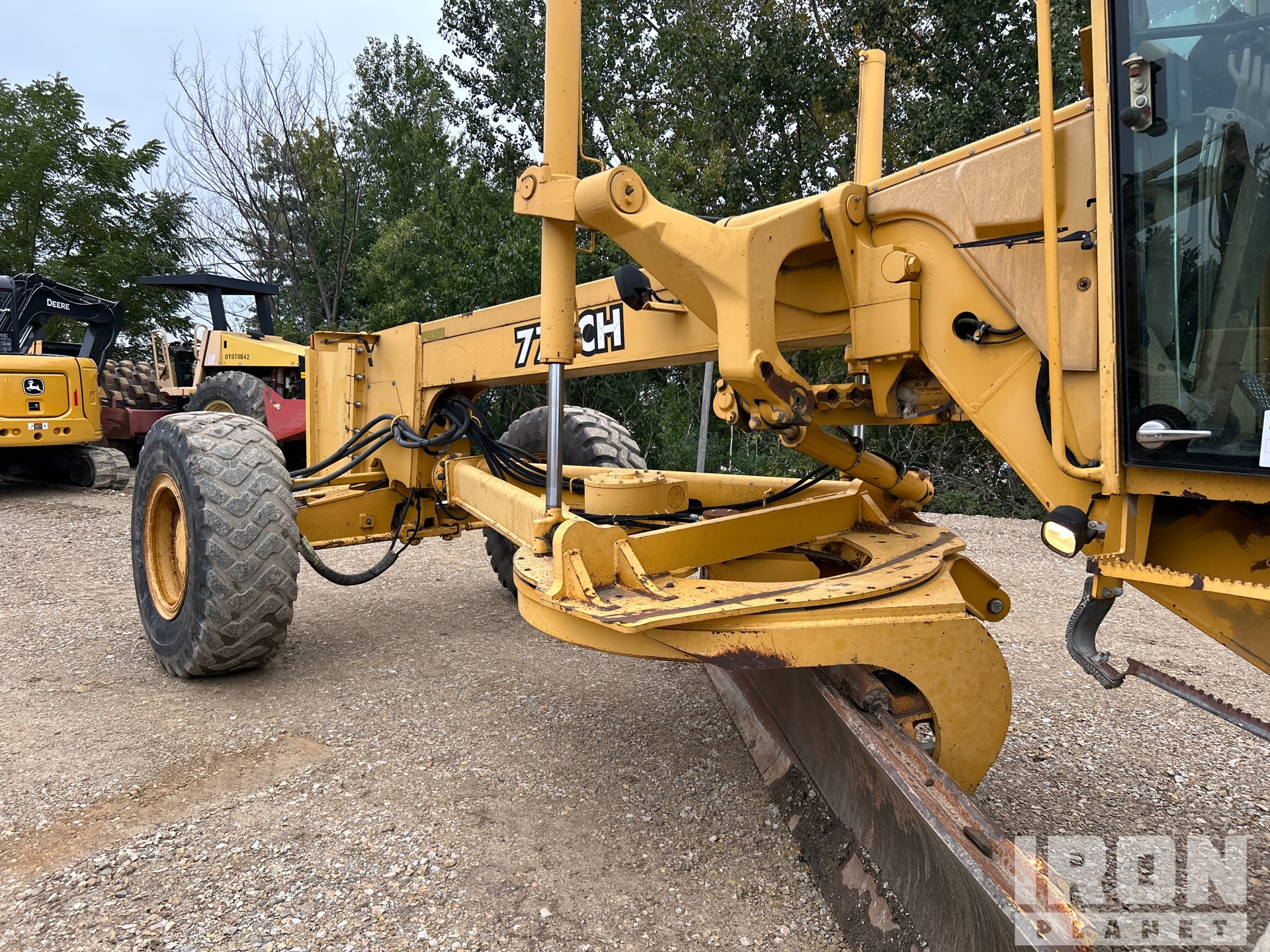 2000 John Deere 772CH
