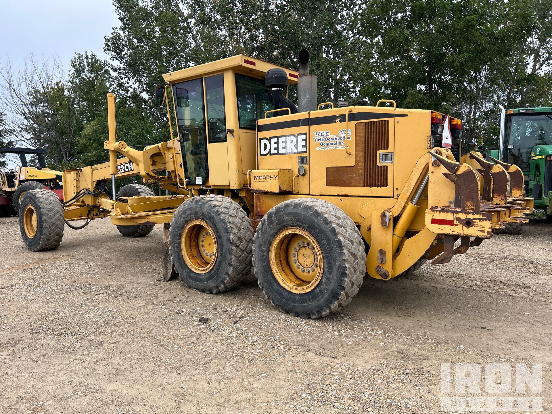 2000 John Deere 772CH