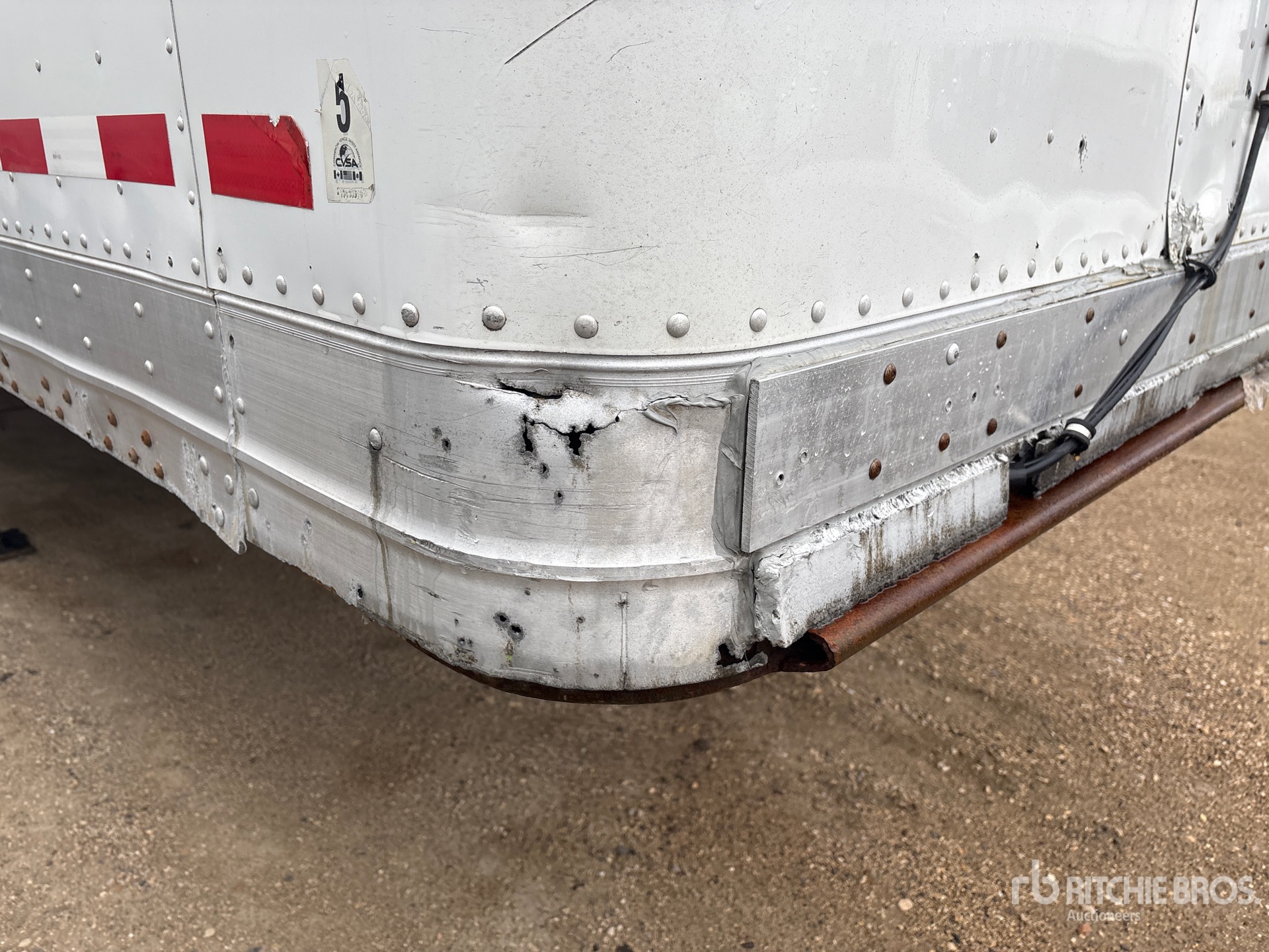 Great Dane 53 FT X 102 IN T/A HEATED