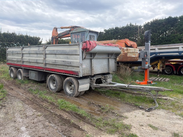 2009 Fruehauf 7.6 m Quad Dog Drawbar Tipping Trailer 2009 Fruehauf 7.6 m Quad Dog Drawbar Tipping Trailer