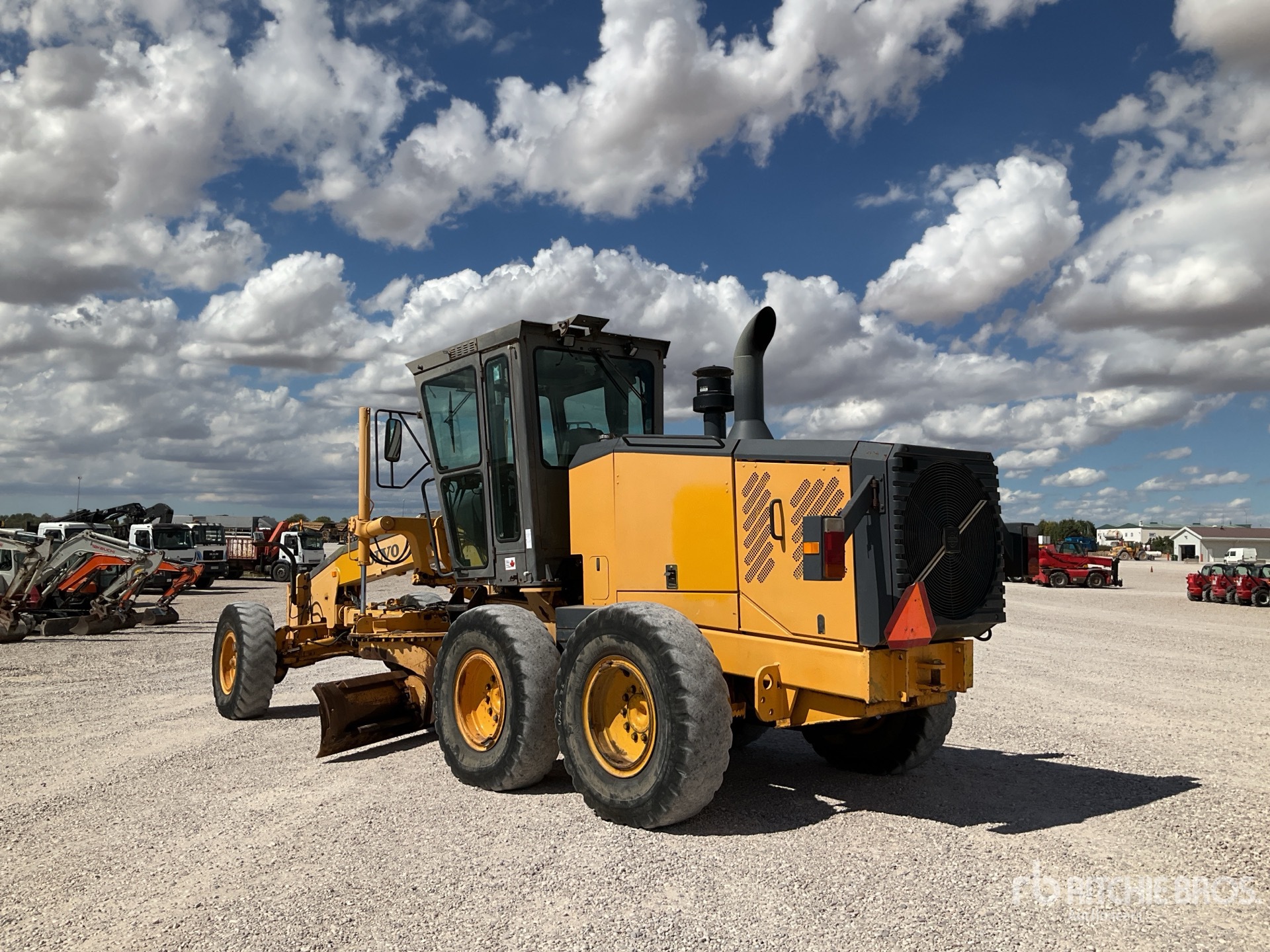 2002 Volvo G710B