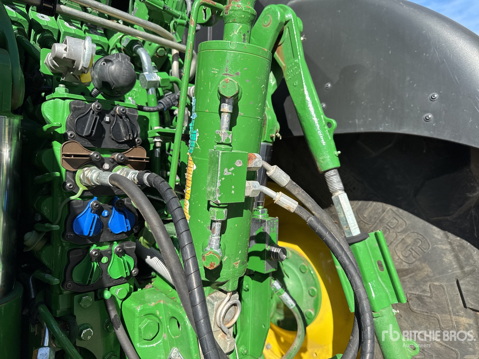 2022 John Deere 6195R