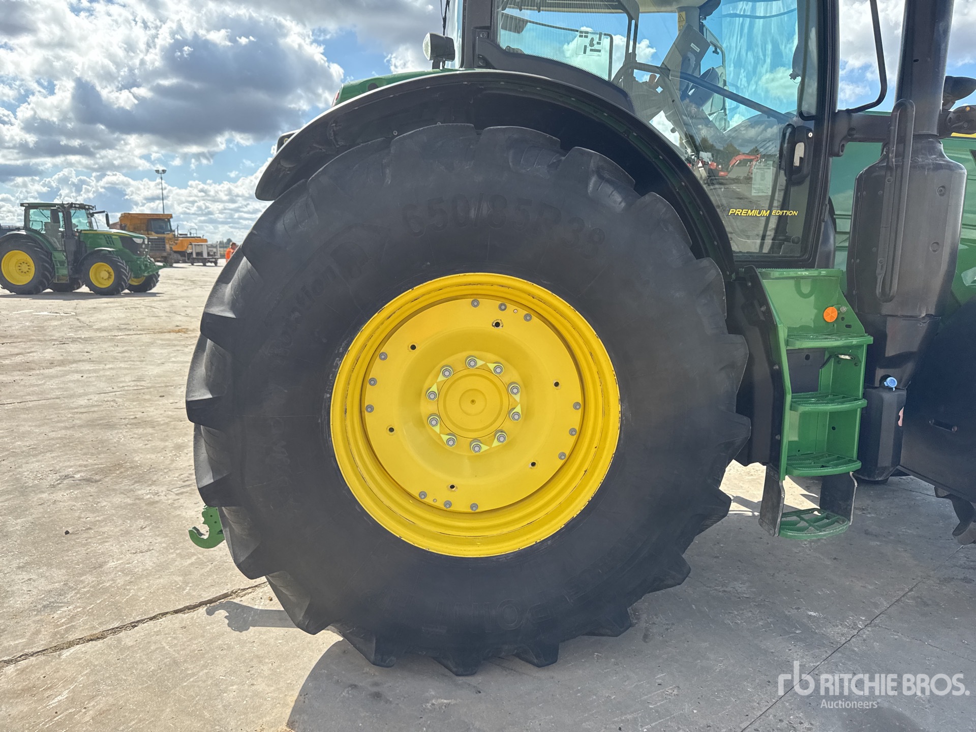 2019 John Deere 6195R