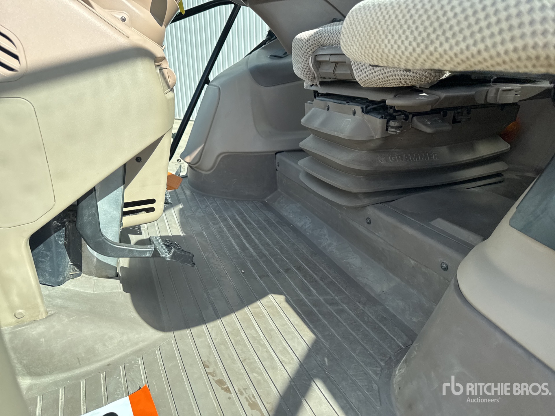 2019 John Deere 6195R