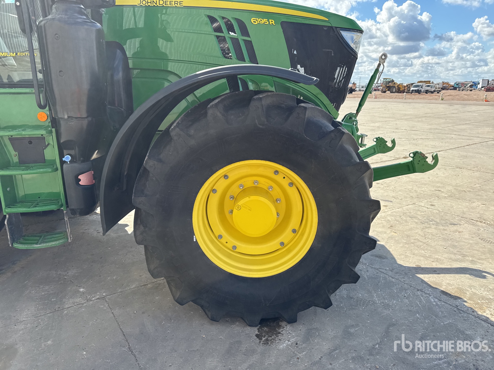 2019 John Deere 6195R