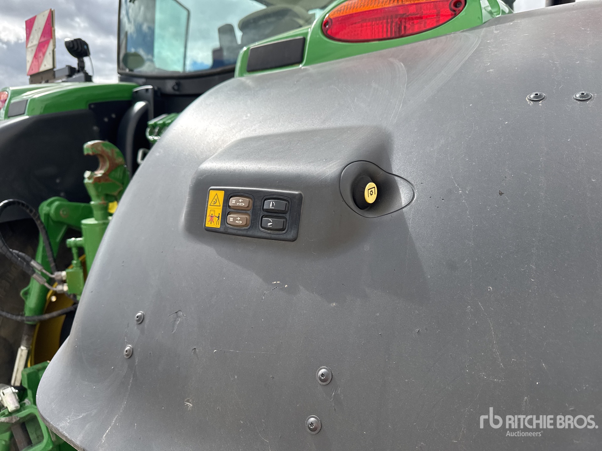 2022 John Deere 6215R