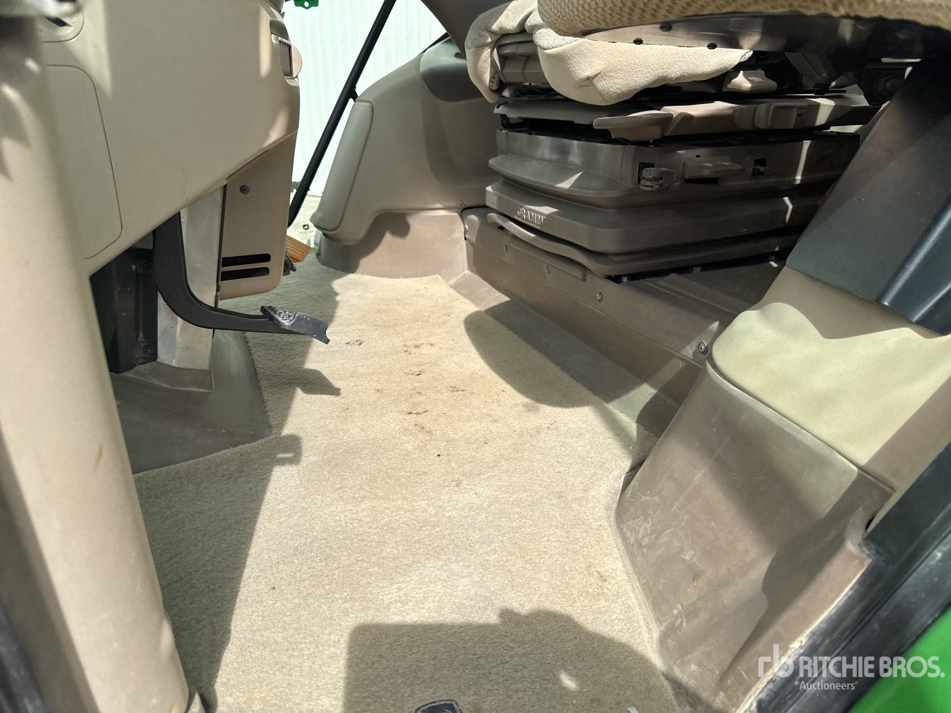 2022 John Deere 6215R