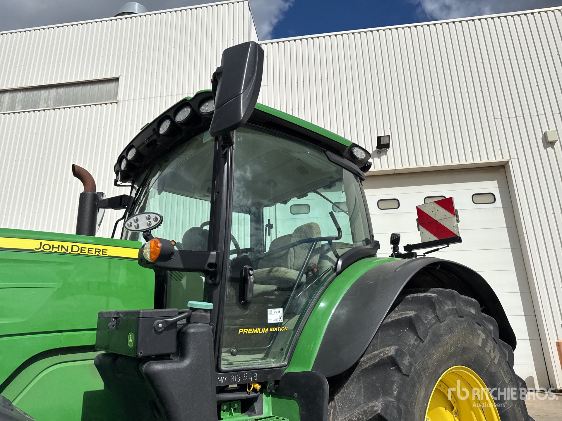 2022 John Deere 6215R