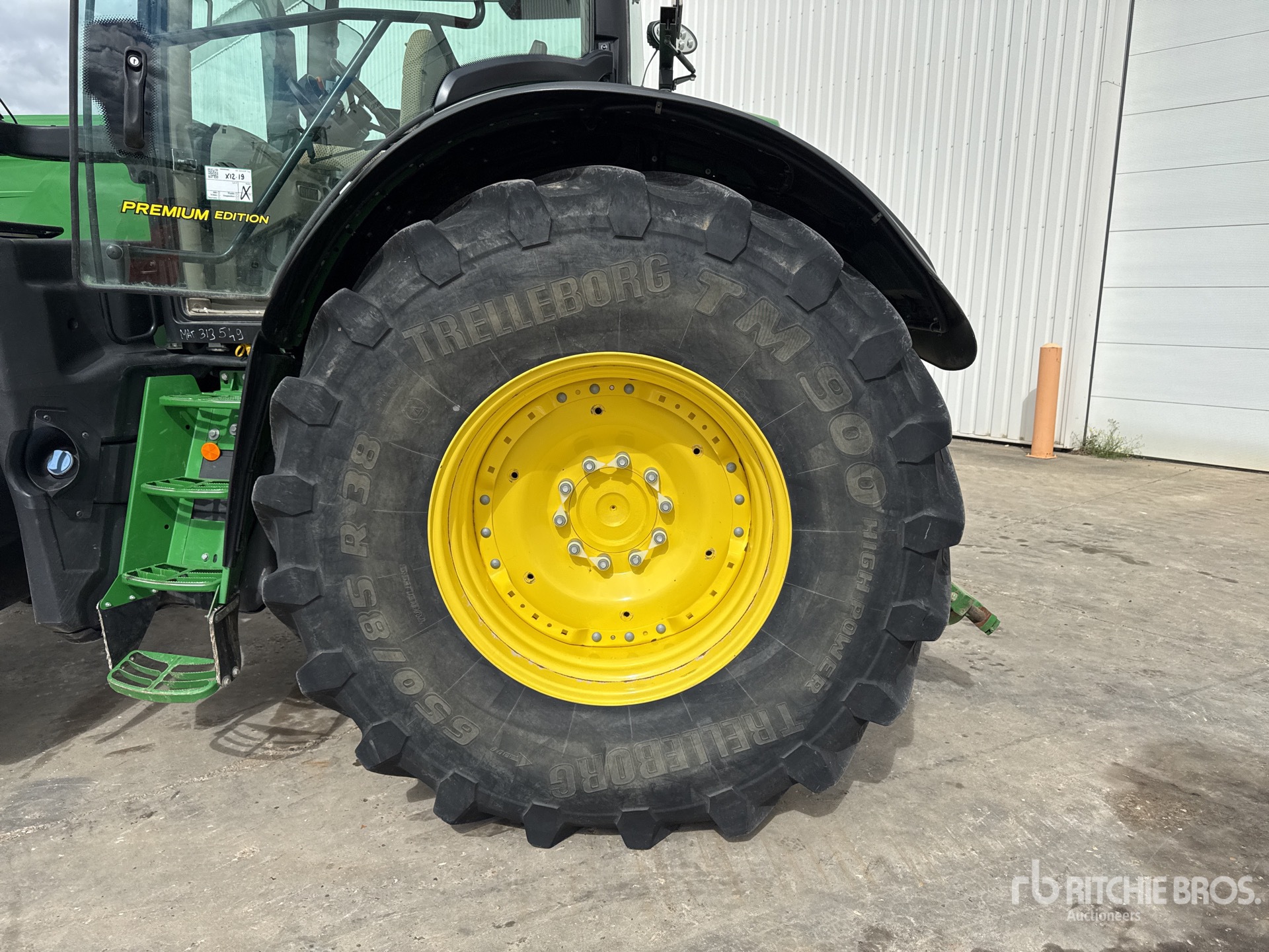 2022 John Deere 6215R