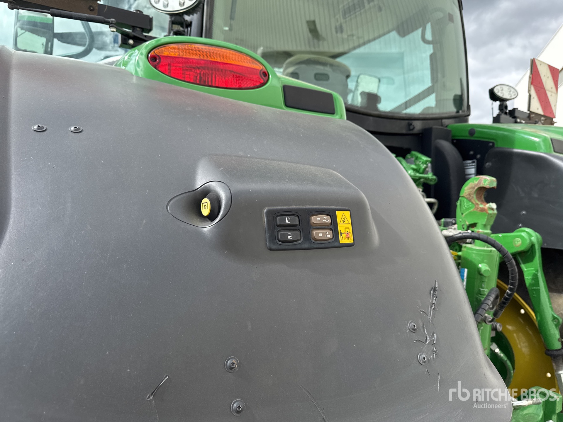 2022 John Deere 6215R