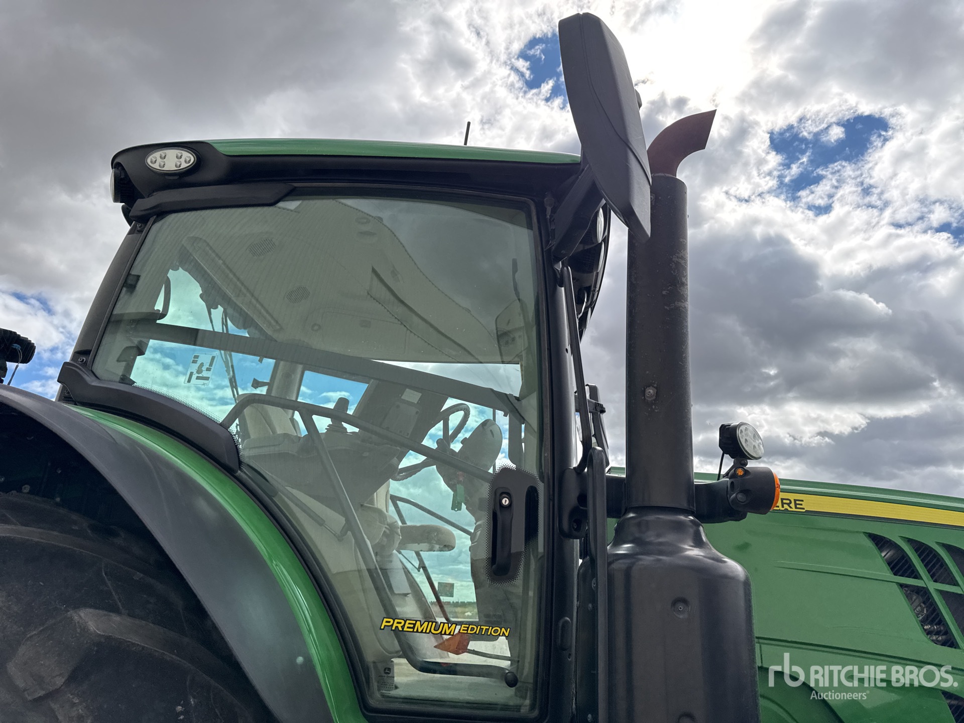 2022 John Deere 6215R